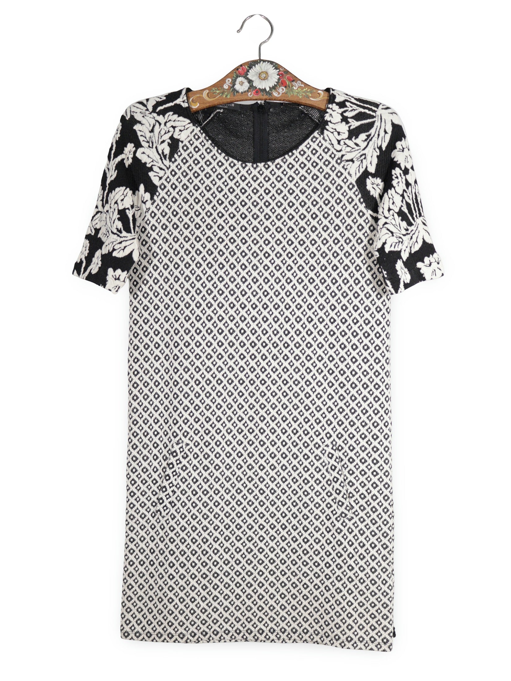 Rochie MAISON SCOTCH alb și negru mărime S vedere din față second-hand premium