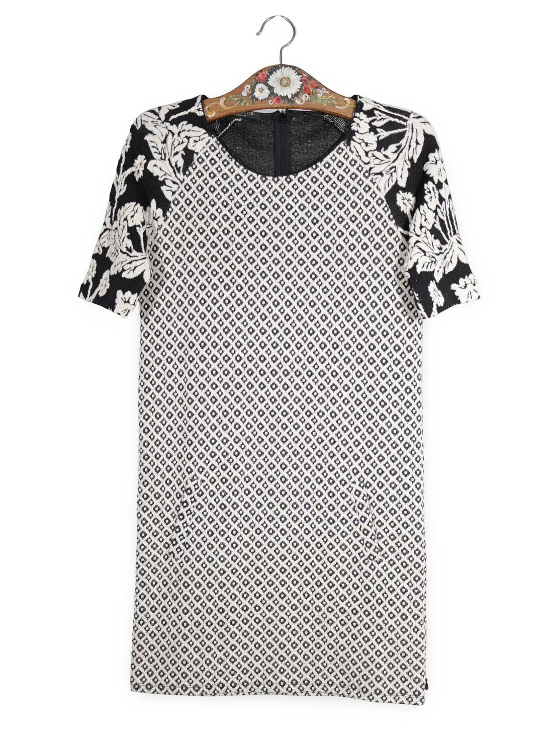 Rochie MAISON SCOTCH alb și negru mărime S vedere din față second-hand premium