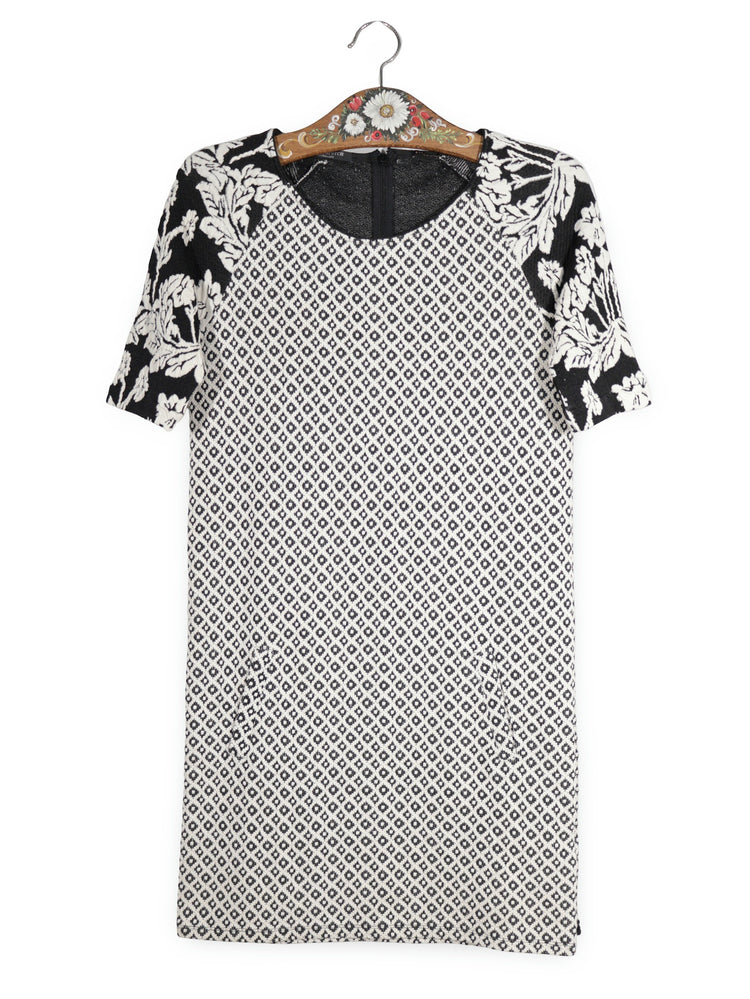 Rochie MAISON SCOTCH alb și negru mărime S vedere din față second-hand premium