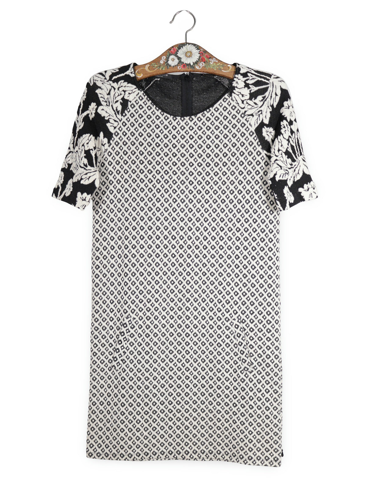 Rochie MAISON SCOTCH alb și negru mărime S vedere din față second-hand premium