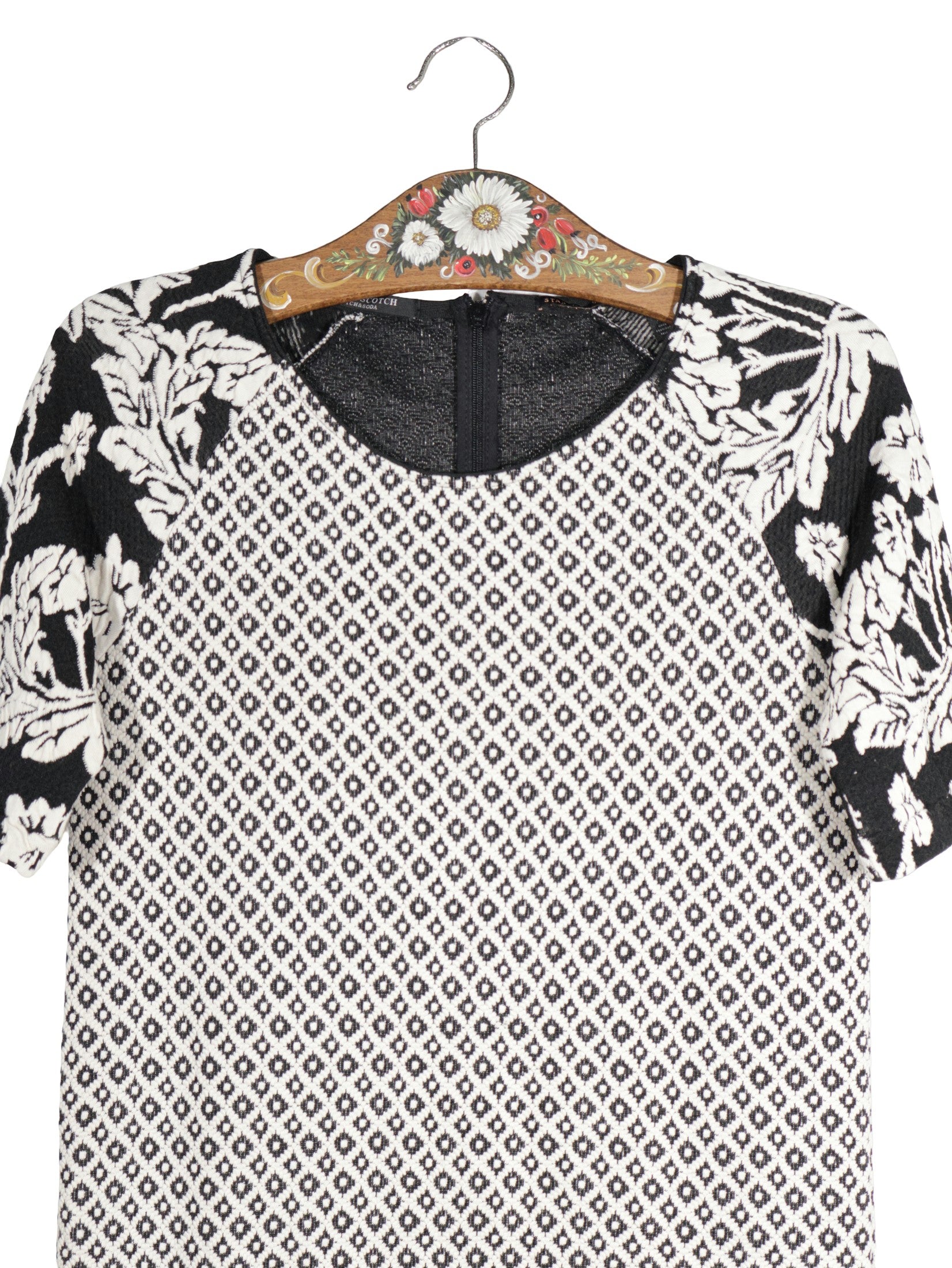 Rochie MAISON SCOTCH alb și negru mărime S detaliu material și croială second-hand premium