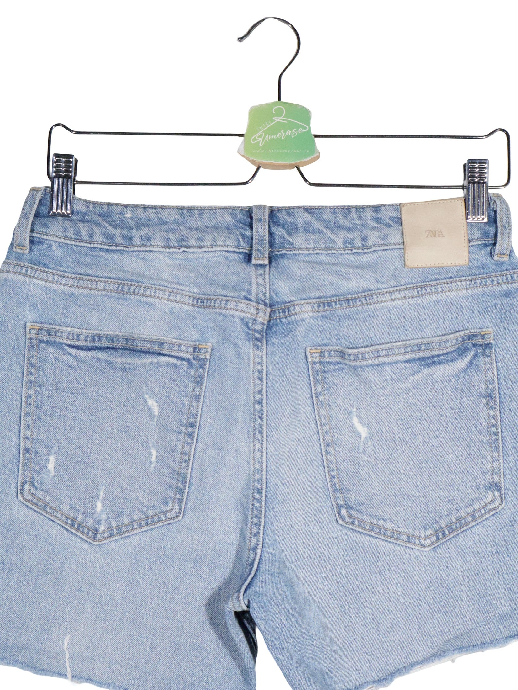 Blugi scurti ZARA albastru deschis mărime W28 detaliu material și croială second-hand premium