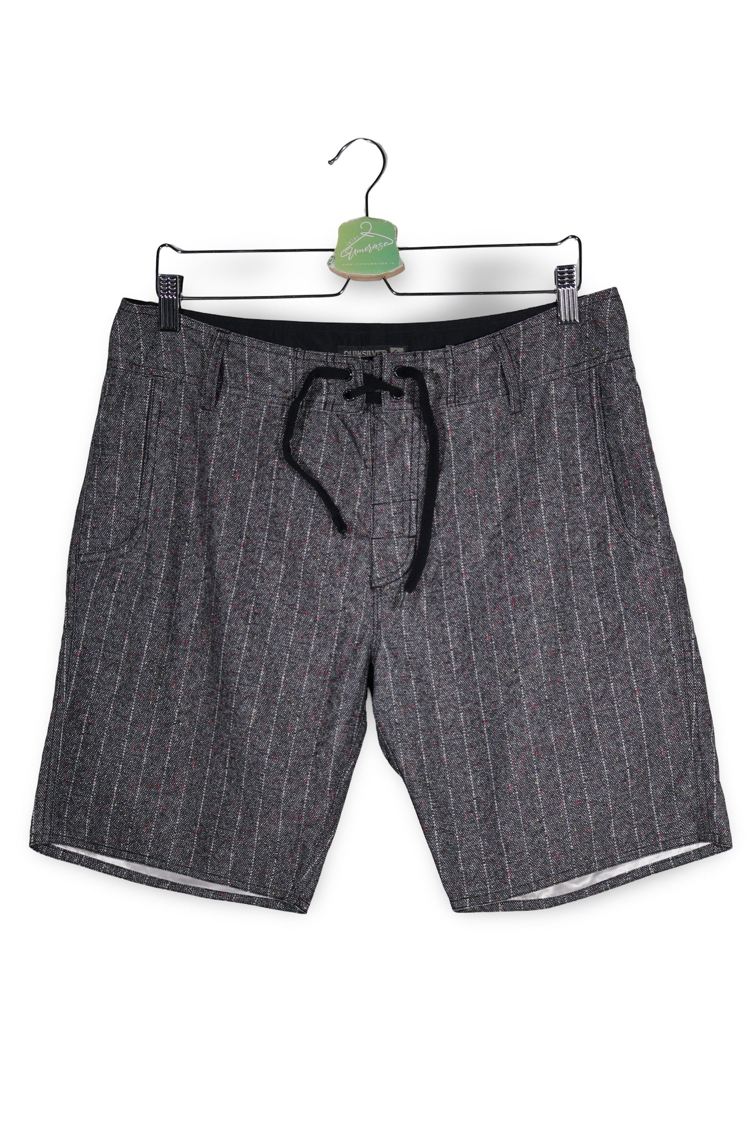 Pantaloni scurti Quiksilver gri închis cu accente roșii mărime S vedere din față second-hand premium