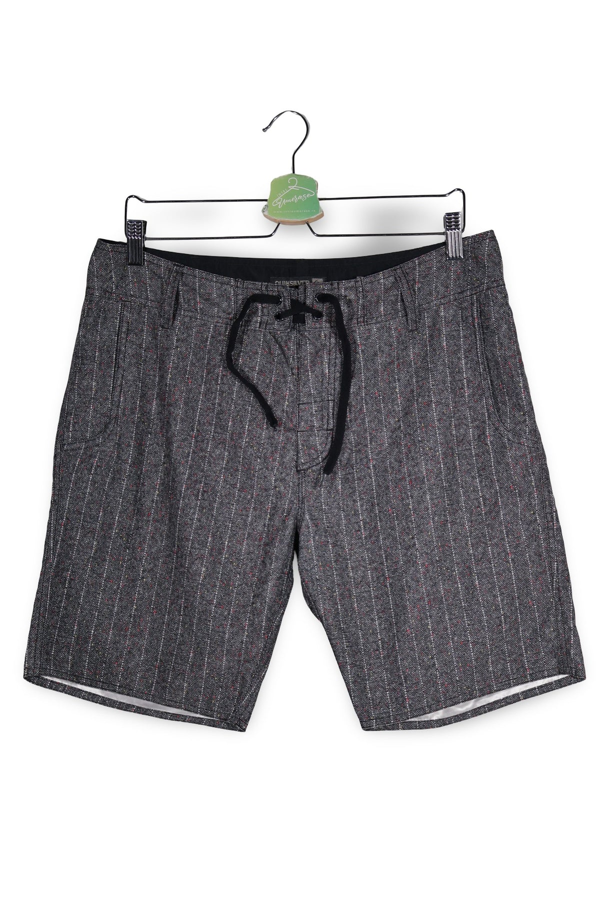 Pantaloni scurti Quiksilver gri închis cu accente roșii mărime S vedere din față second-hand premium