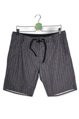 Pantaloni scurti Quiksilver gri închis cu accente roșii mărime S vedere din față second-hand premium