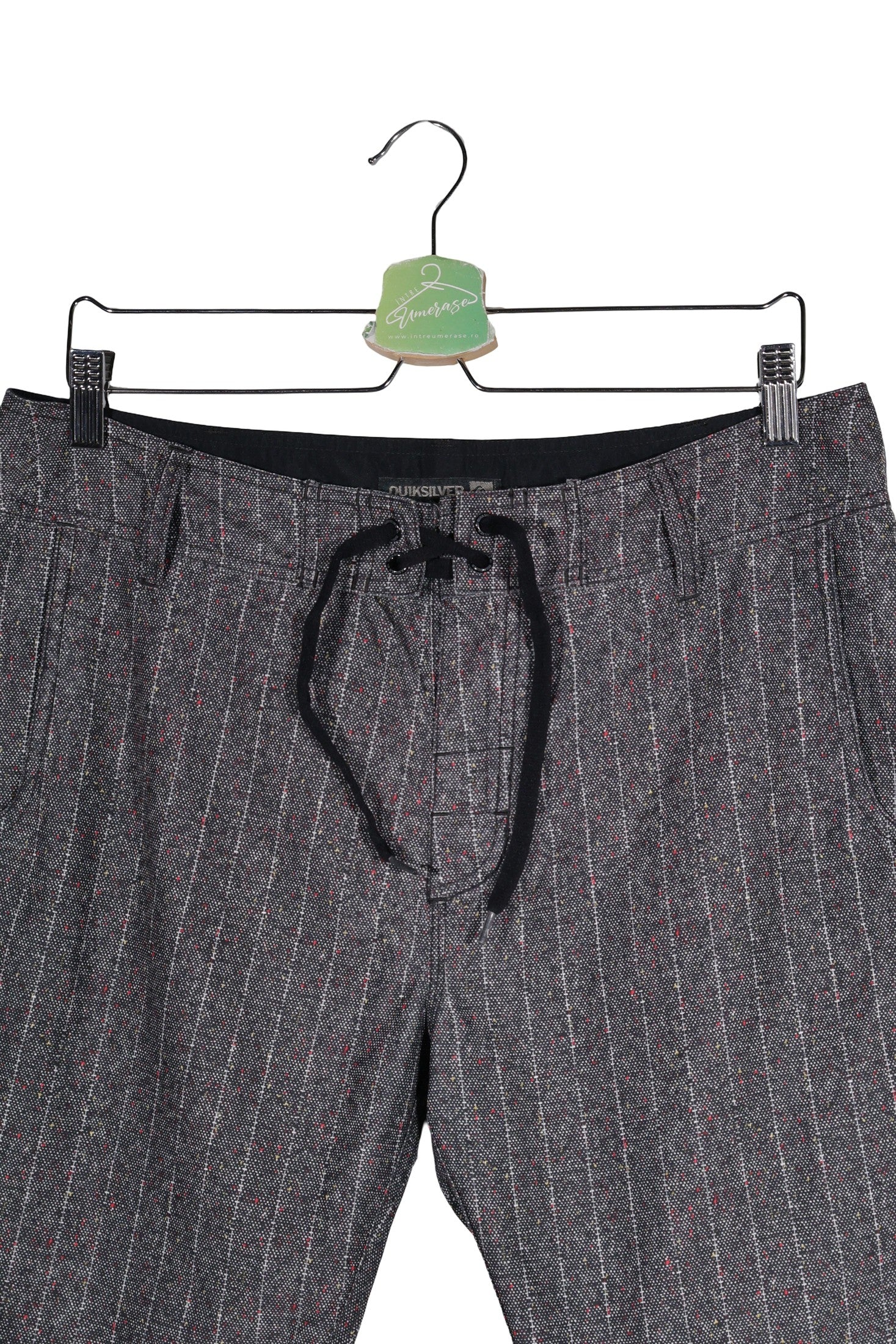 Pantaloni scurti Quiksilver gri închis cu accente roșii mărime S detaliu material și croială second-hand premium