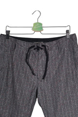 Pantaloni scurti Quiksilver gri închis cu accente roșii mărime S detaliu material și croială second-hand premium