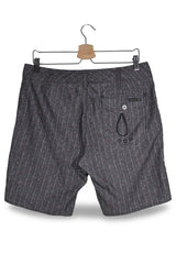 Pantaloni scurti Quiksilver gri închis cu accente roșii mărime S vedere din spate second-hand premium