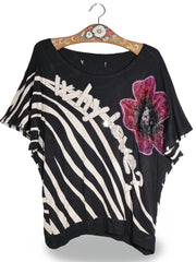 Tricou Desigual negru, alb, accente de roz și gri mărime XL vedere din față second-hand premium