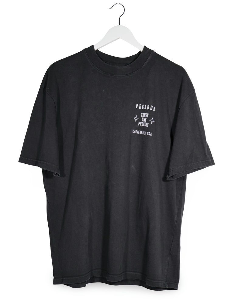Tricou PEGADOR negru mărime S vedere din față second-hand premium
