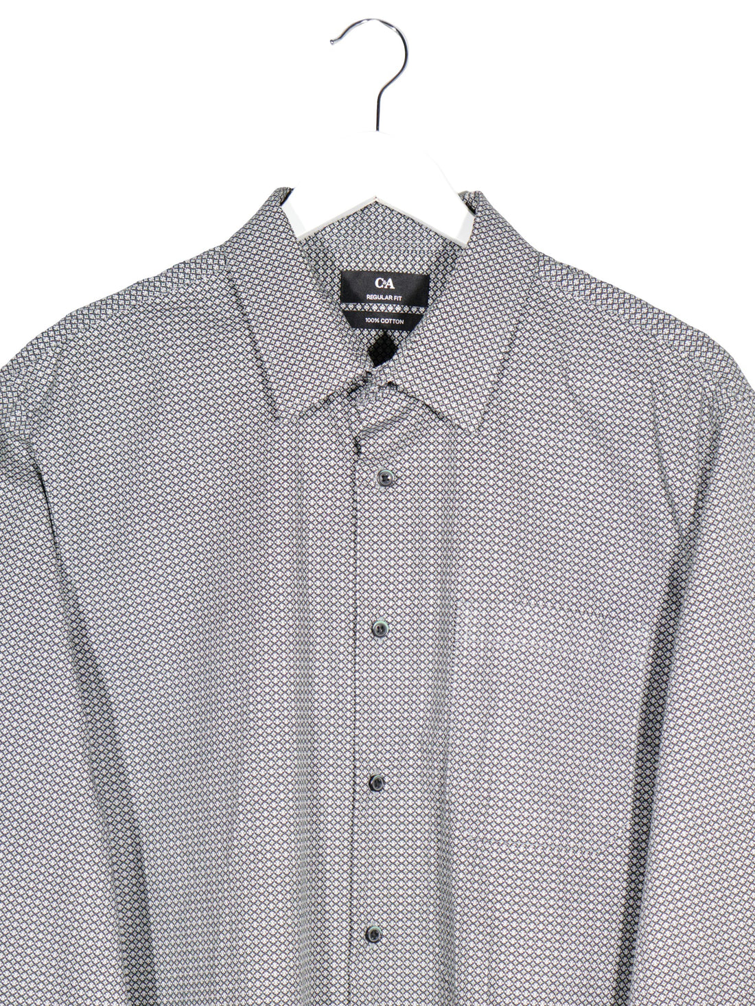 Camasa C&A gri deschis cu imprimeu geometric alb-negru mărime L detaliu material și croială second-hand premium