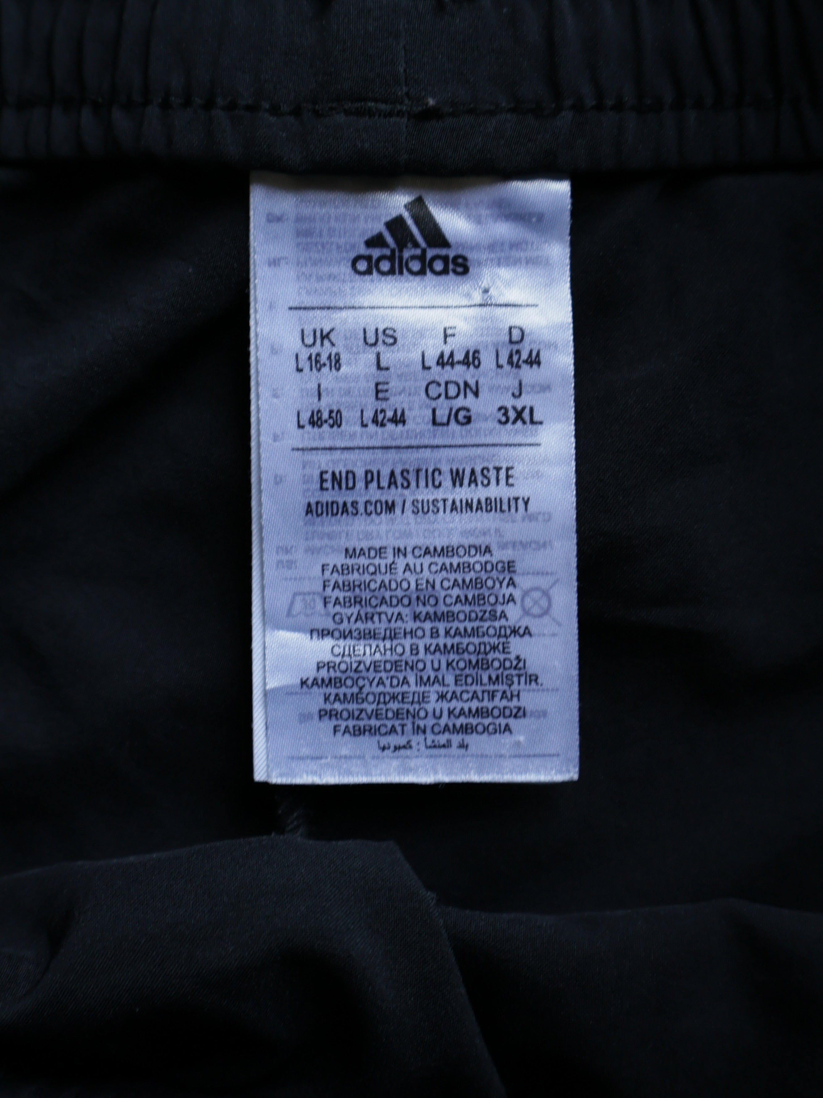 Pantaloni scurti Adidas - marimea L - Barbati