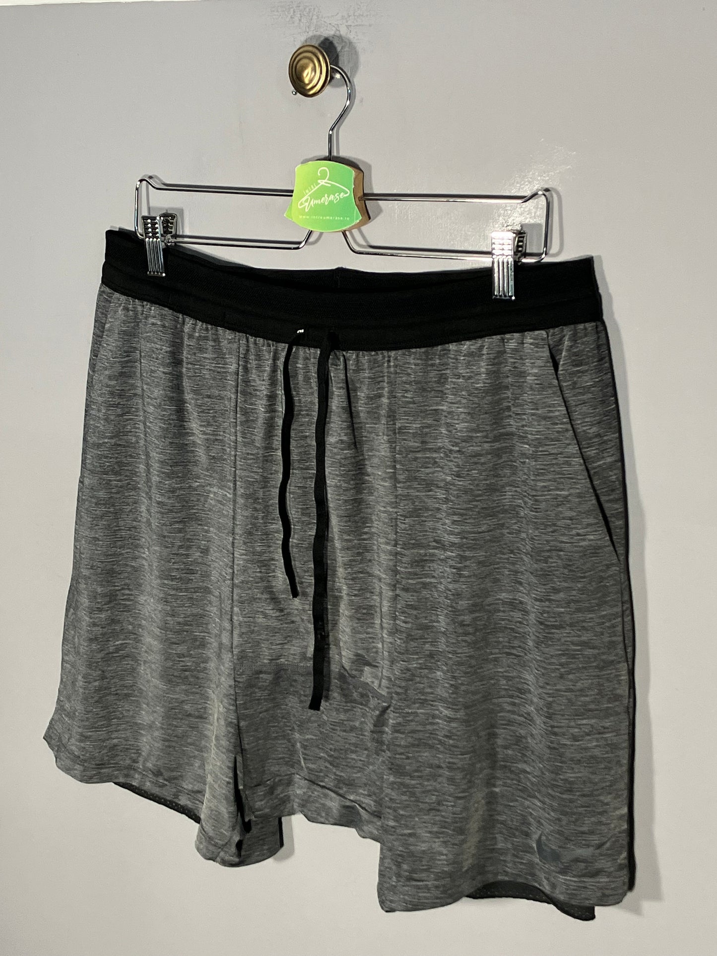 Pantaloni scurti Nike - marimea XL