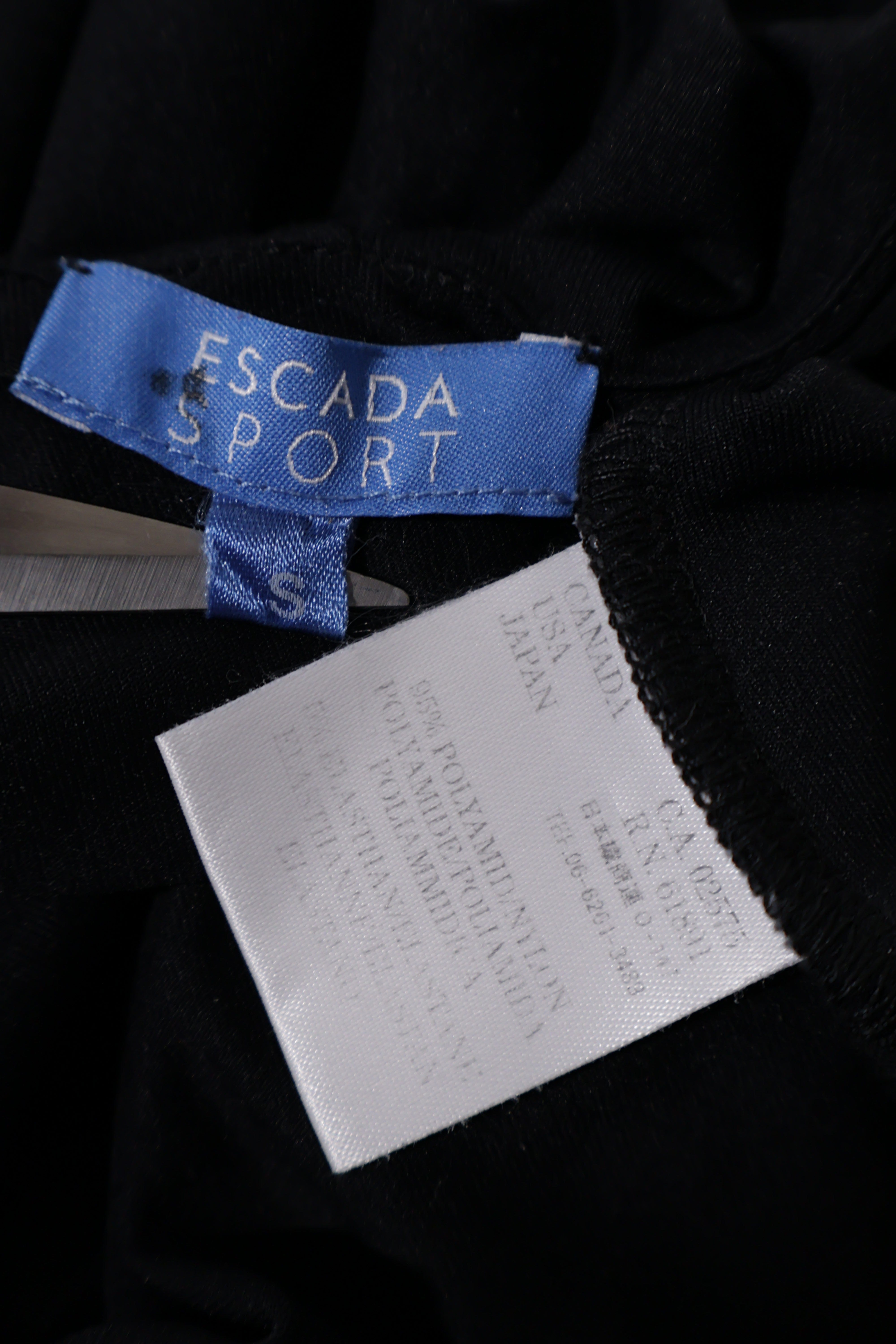 Eticheta marime si compozitie (rotita dreapta) - Top - Escada negru cu gluga si decolteu adanc – S – Femei