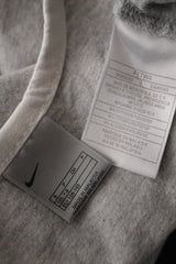Eticheta marime si compozitie (rotita dreapta) - Maiou - NIKE gri deschis sport, cu margini albe – S – Femei