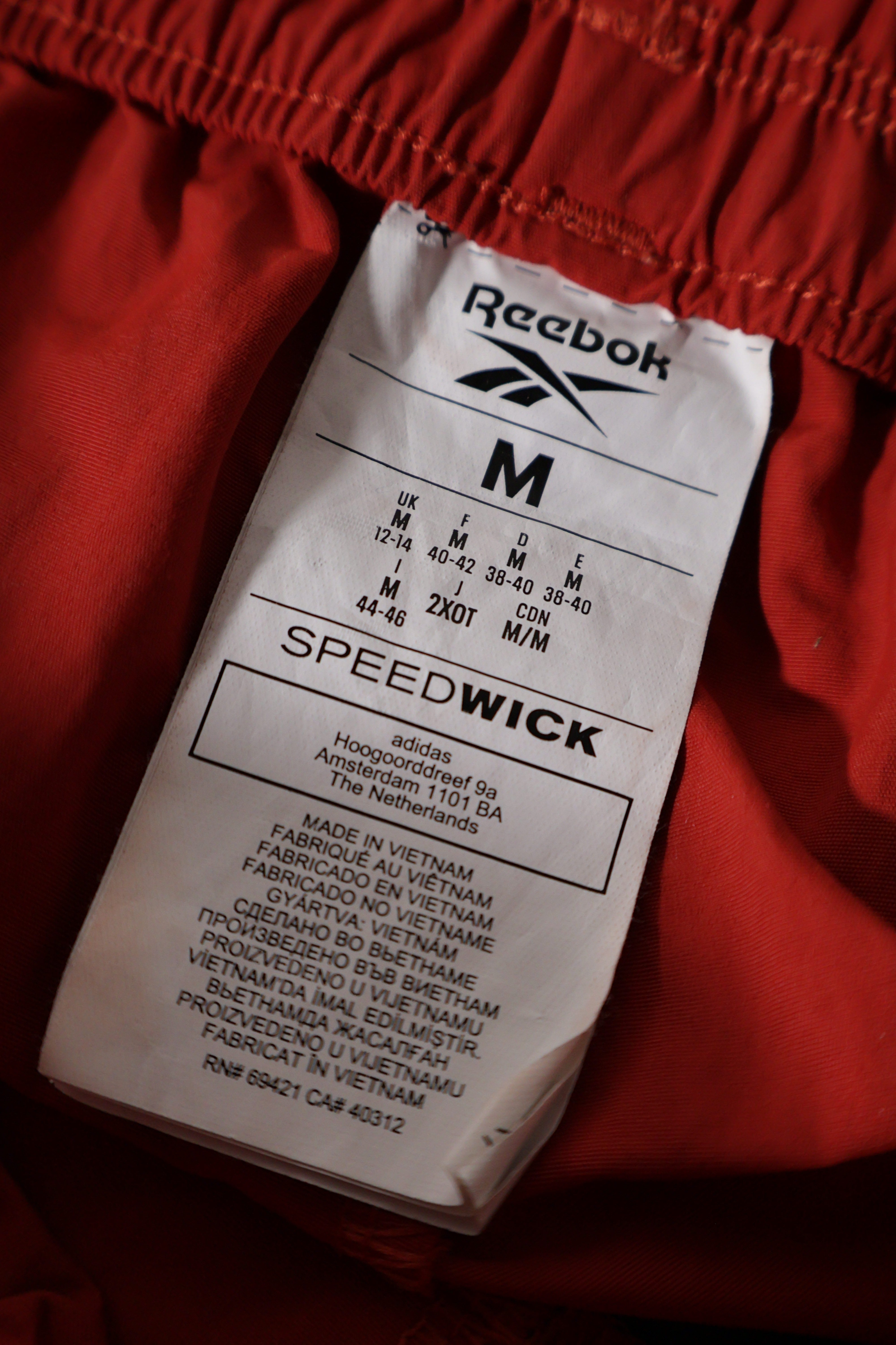 Eticheta marime si compozitie (rotita dreapta) - Pantaloni scurți - Reebok corai cu banda contrastanta neagra – M – Femei