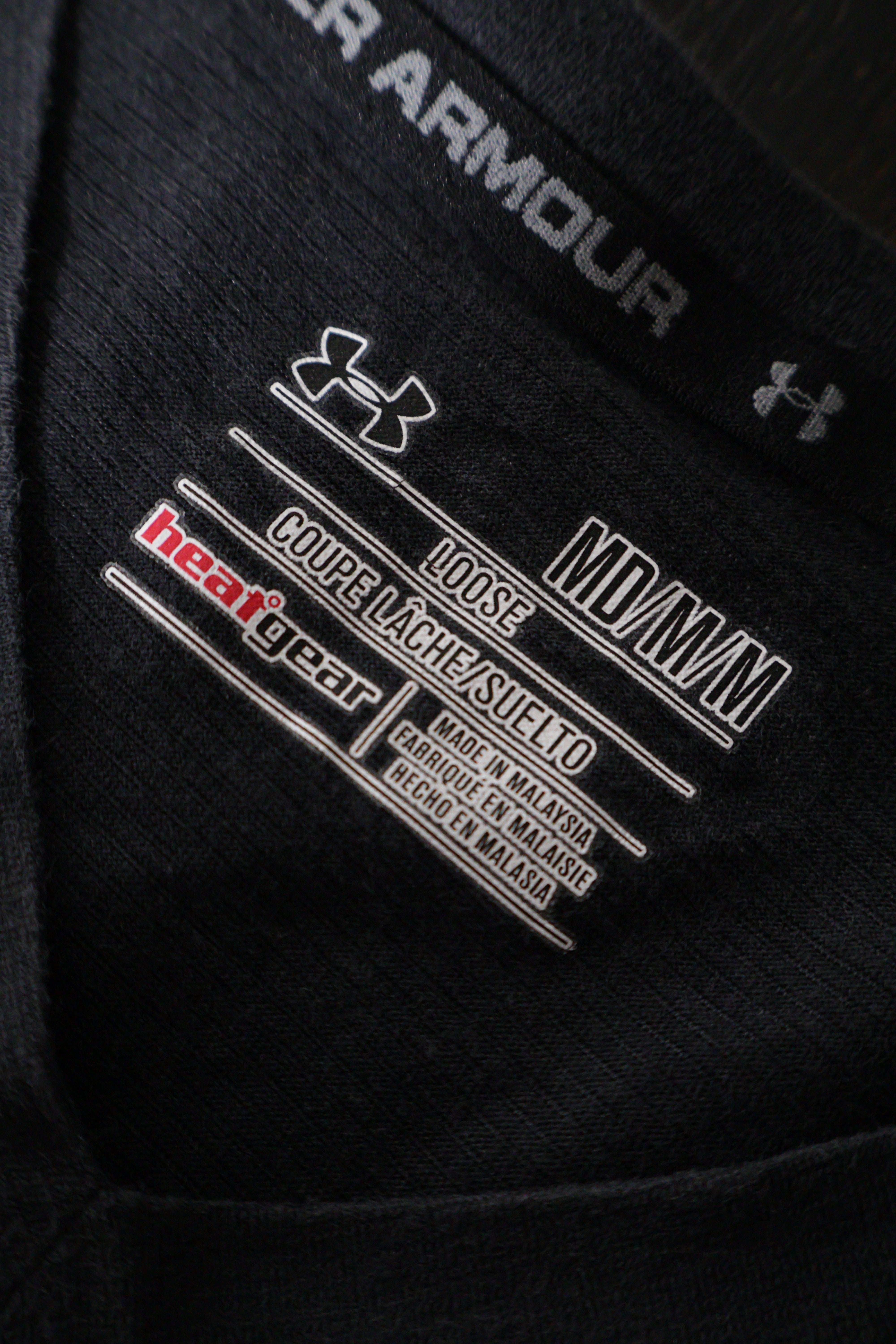 Eticheta marime si compozitie (rotita dreapta) - Tricou - Under Armour negru cu guler in V și logo discret – M – Bărbați