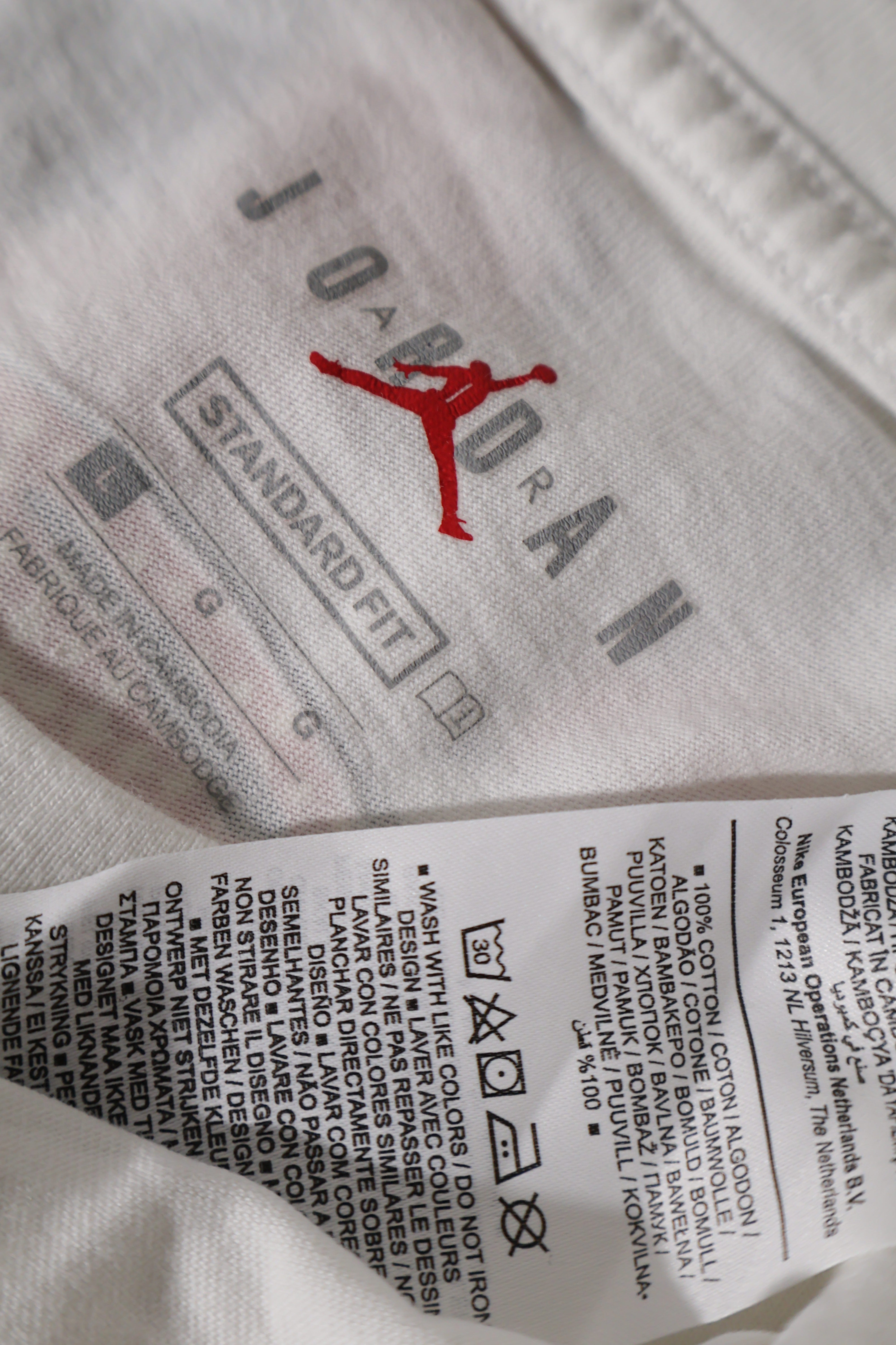 Eticheta marime si compozitie (rotita dreapta) - Tricou - Jordan alb cu logo grafic colorat – M – Bărbați