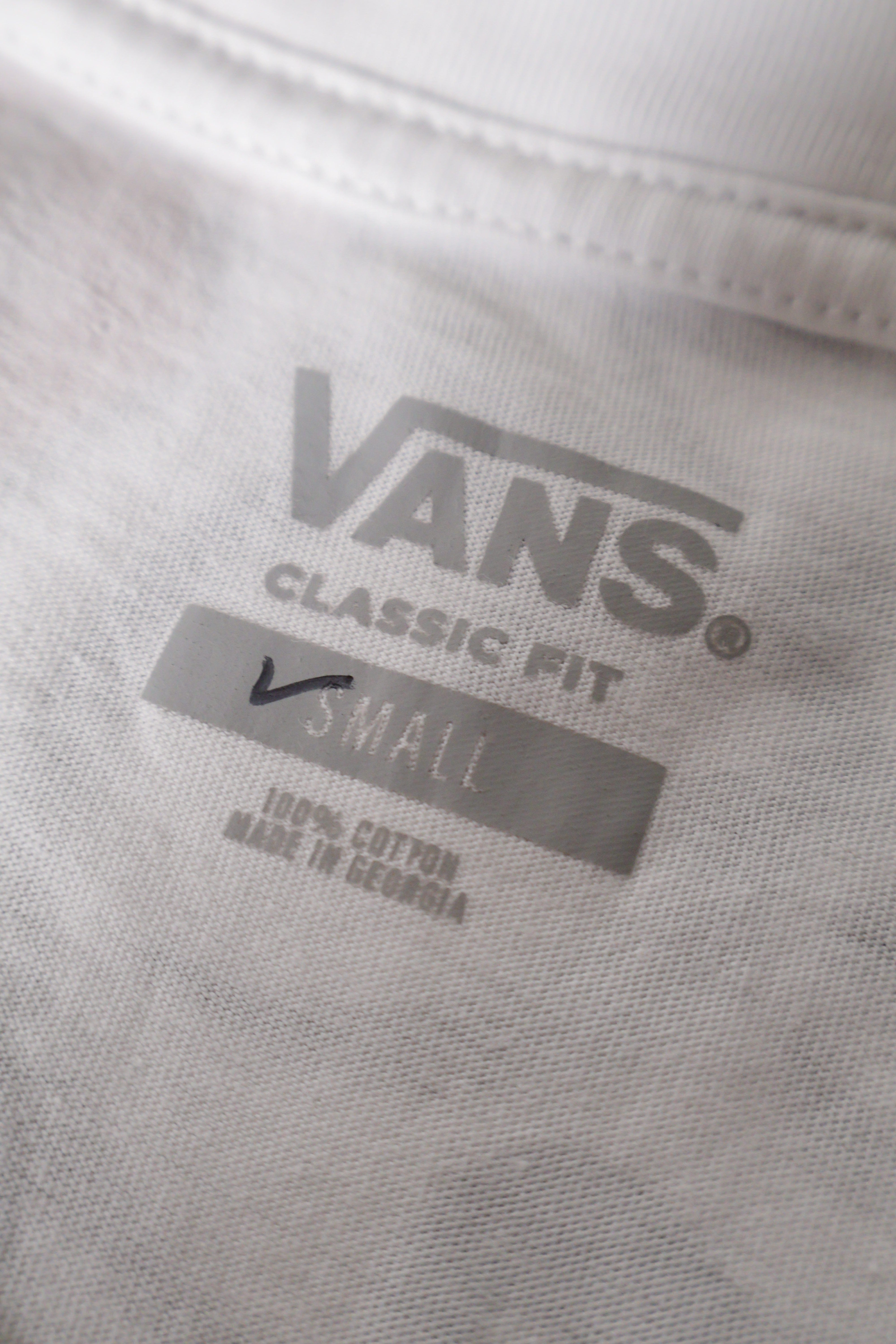 Eticheta marime si compozitie (rotita dreapta) - Tricou - VANS alb cu print grafic pe piept si spate – S – Femei