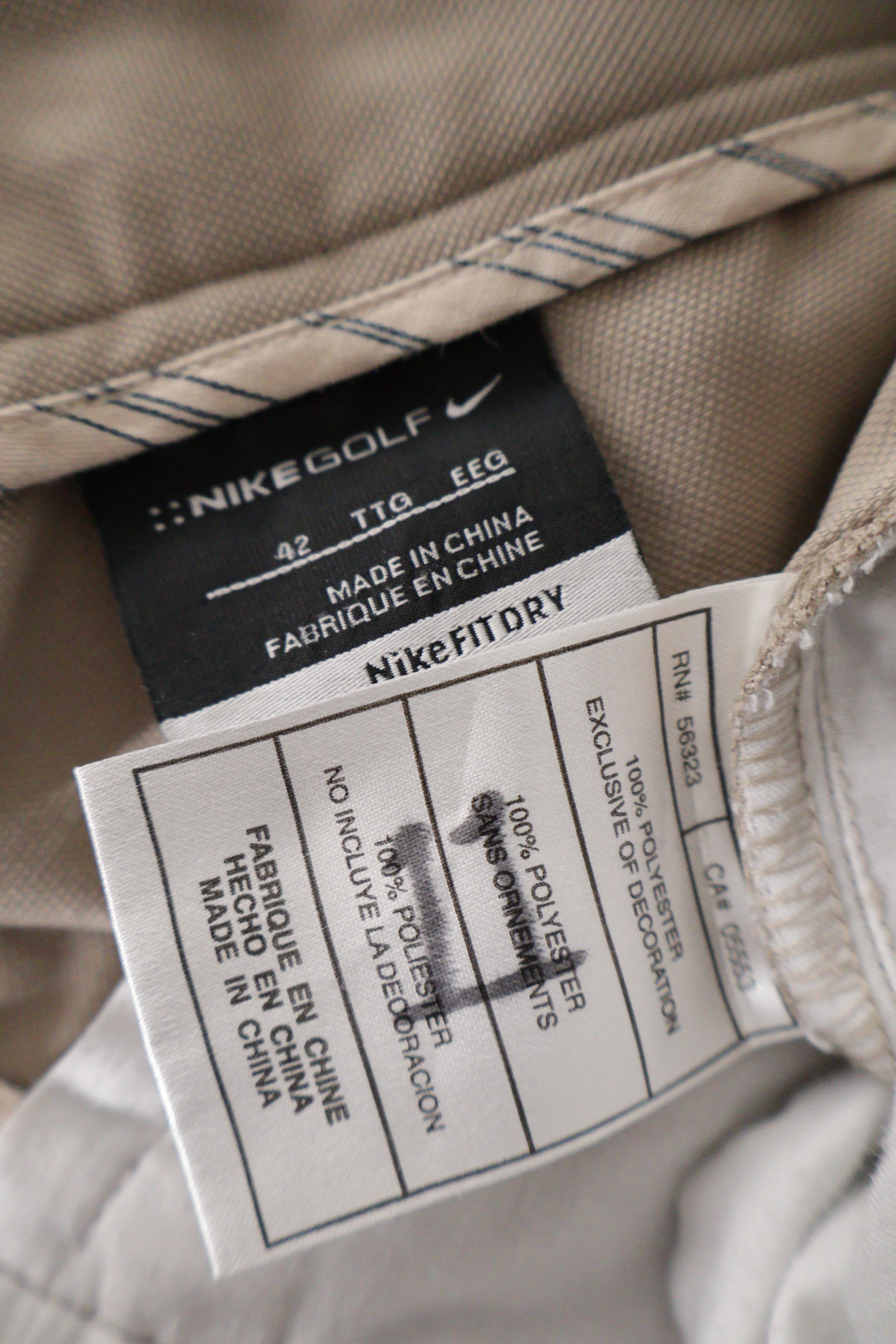 Eticheta marime si compozitie (rotita dreapta) - Pantaloni scurți - NIKE chino bej plisat pentru golf – L – Bărbați