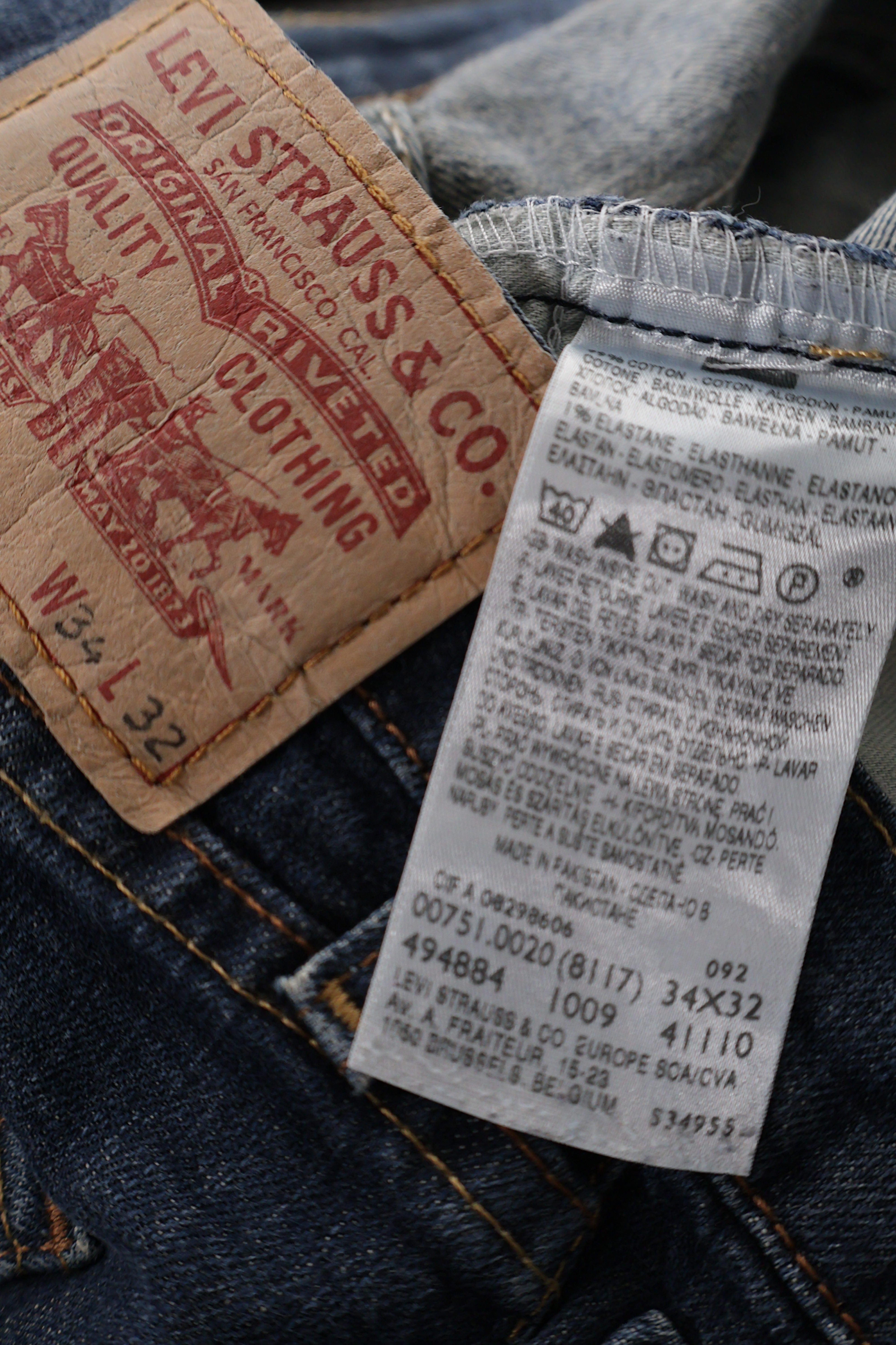 Eticheta marime si compozitie (rotita dreapta) - Blugi scurți - Levi's din denim albastru cu tiv decupat – M – Bărbați
