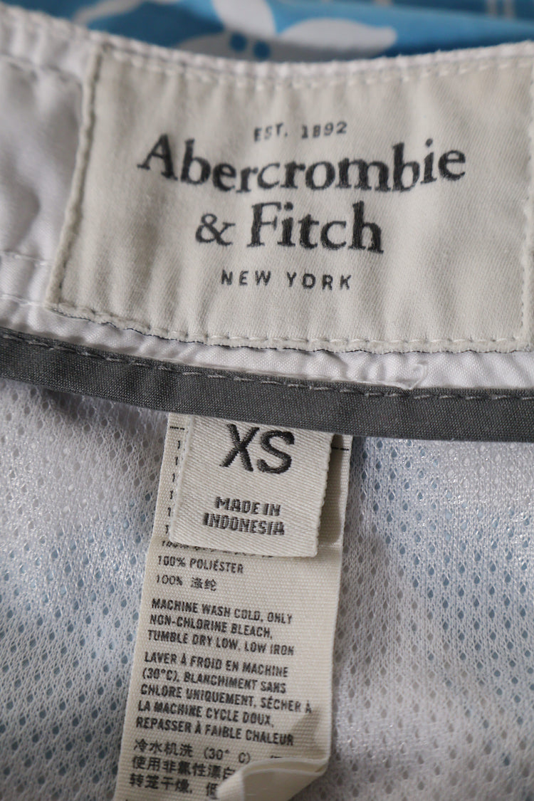 Eticheta marime si compozitie (rotita dreapta) - Pantaloni - Abercrombie&Fitch scurti tropicali alb-albaștri din poliester – XS – Bărbați