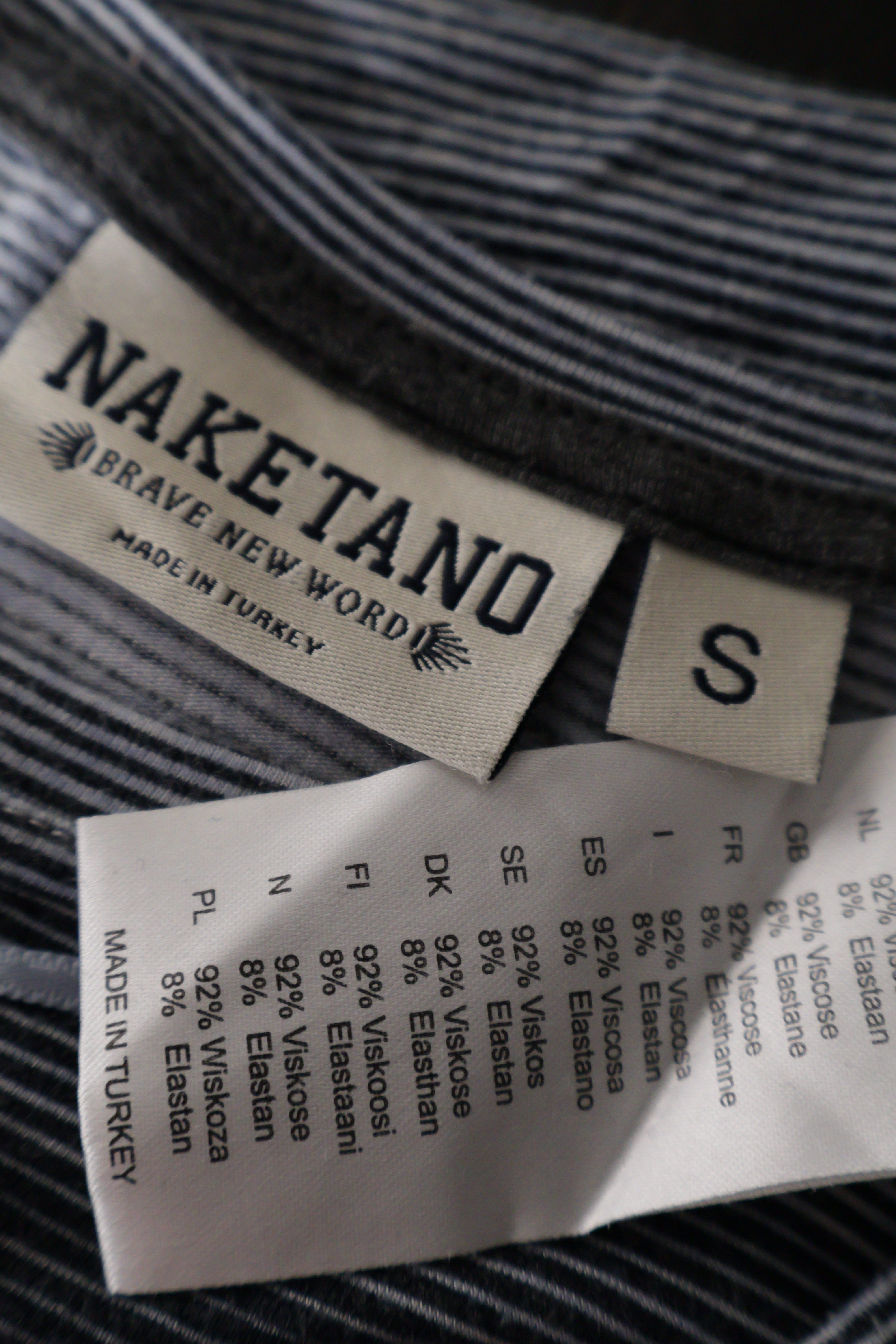 Eticheta marime si compozitie (rotita dreapta) - Tricou - Naketano bleumarin cu dungi fine si croiala lejera – S – Femei