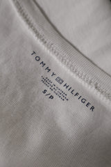 Eticheta marime si compozitie (rotita dreapta) - Tricou - Tommy Hilfiger alb din bumbac cu detaliu colorat la guler – S – Femei