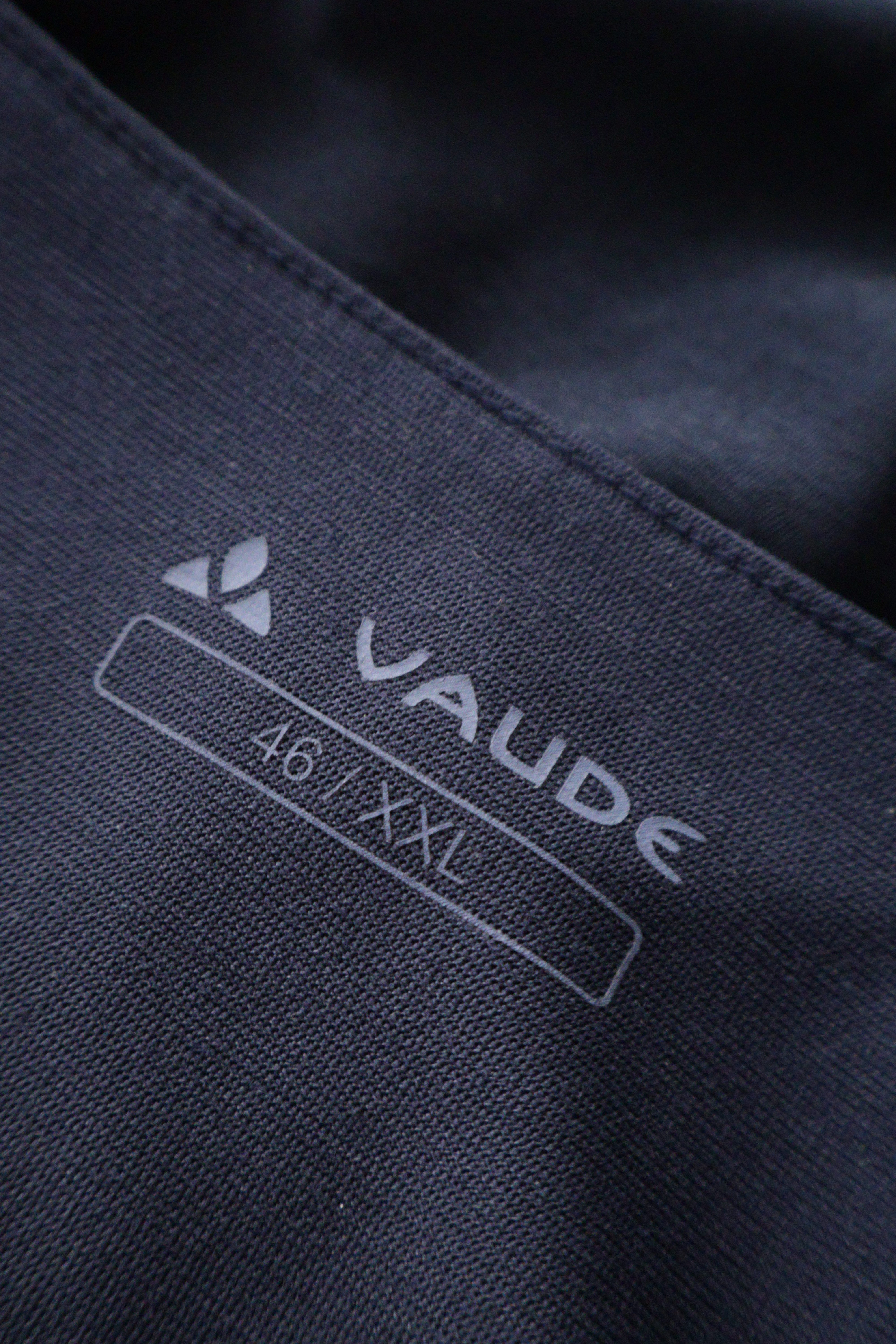 Eticheta marime si compozitie (rotita dreapta) - Top - Vaude bleumarin cu pliuri frontale – XXL – Femei