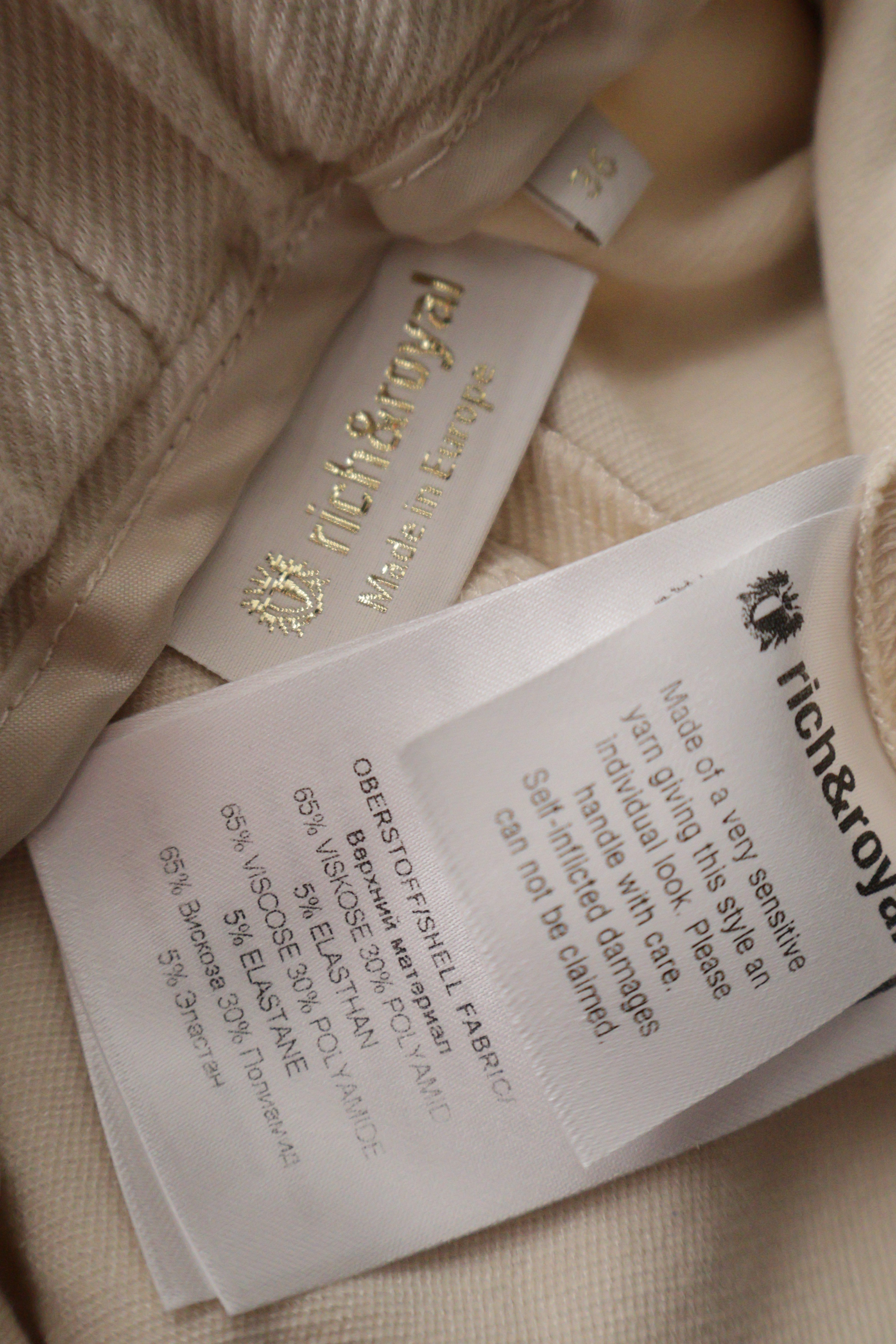 Eticheta marime si compozitie (rotita dreapta) - Pantaloni - Rich&Royal bej din material fluid cu croială dreaptă – M – Femei