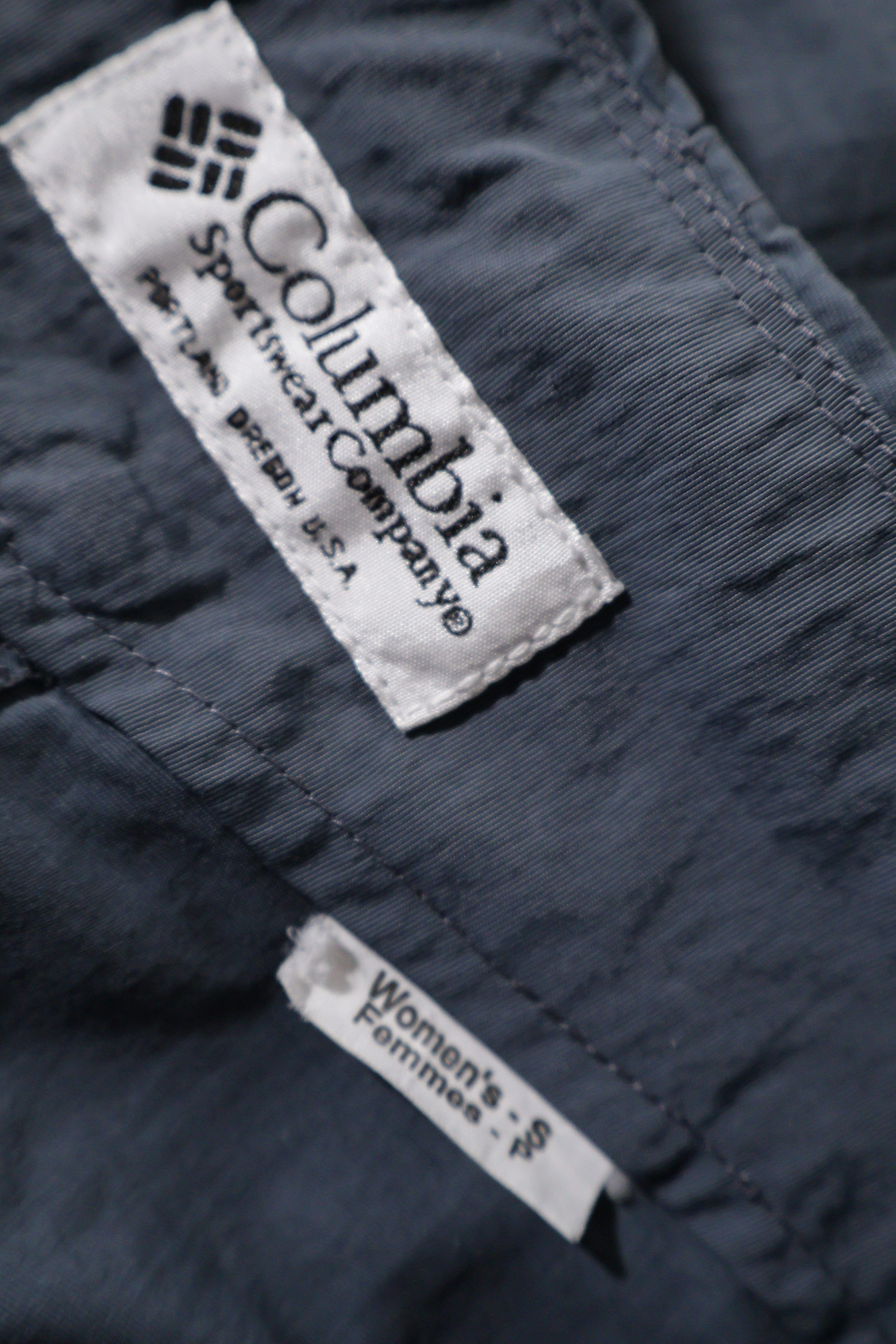 Eticheta marime si compozitie (rotita dreapta) - Pantaloni 2/3 - Columbia gri inchis din nylon cu croiala relaxata – S – Femei