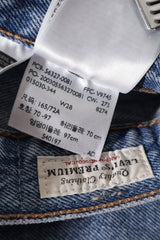 Eticheta marime si compozitie (rotita dreapta) - Blugi scurți - Levi's albaștri deschiși spălăciți, cu tiv franjurat – M – Femei