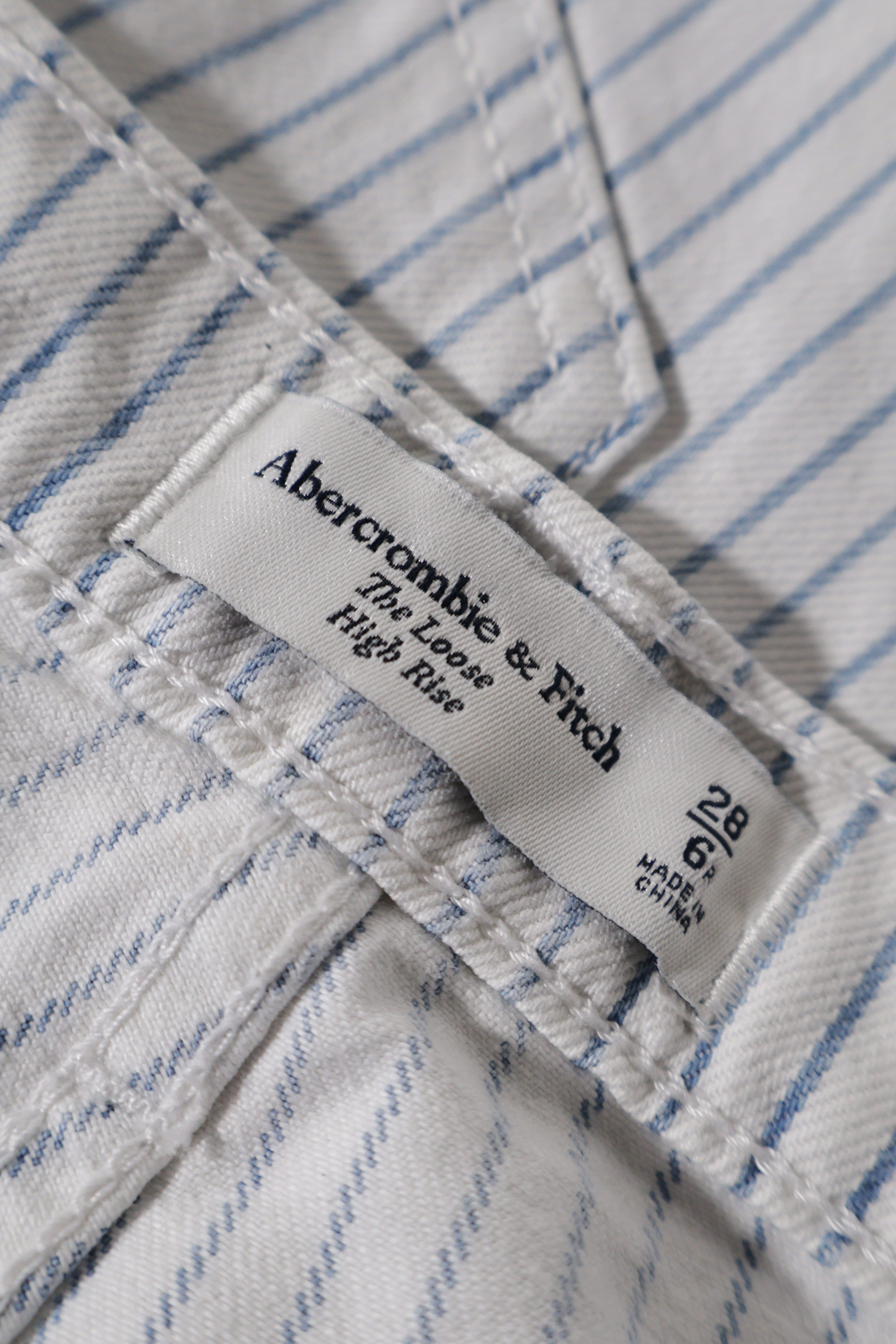 Eticheta marime si compozitie (rotita dreapta) - Blugi - Abercrombie&Fitch alb cu dungi albastre si croiala dreapta – W28 – Femei