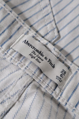 Eticheta marime si compozitie (rotita dreapta) - Blugi - Abercrombie&Fitch alb cu dungi albastre si croiala dreapta – W28 – Femei
