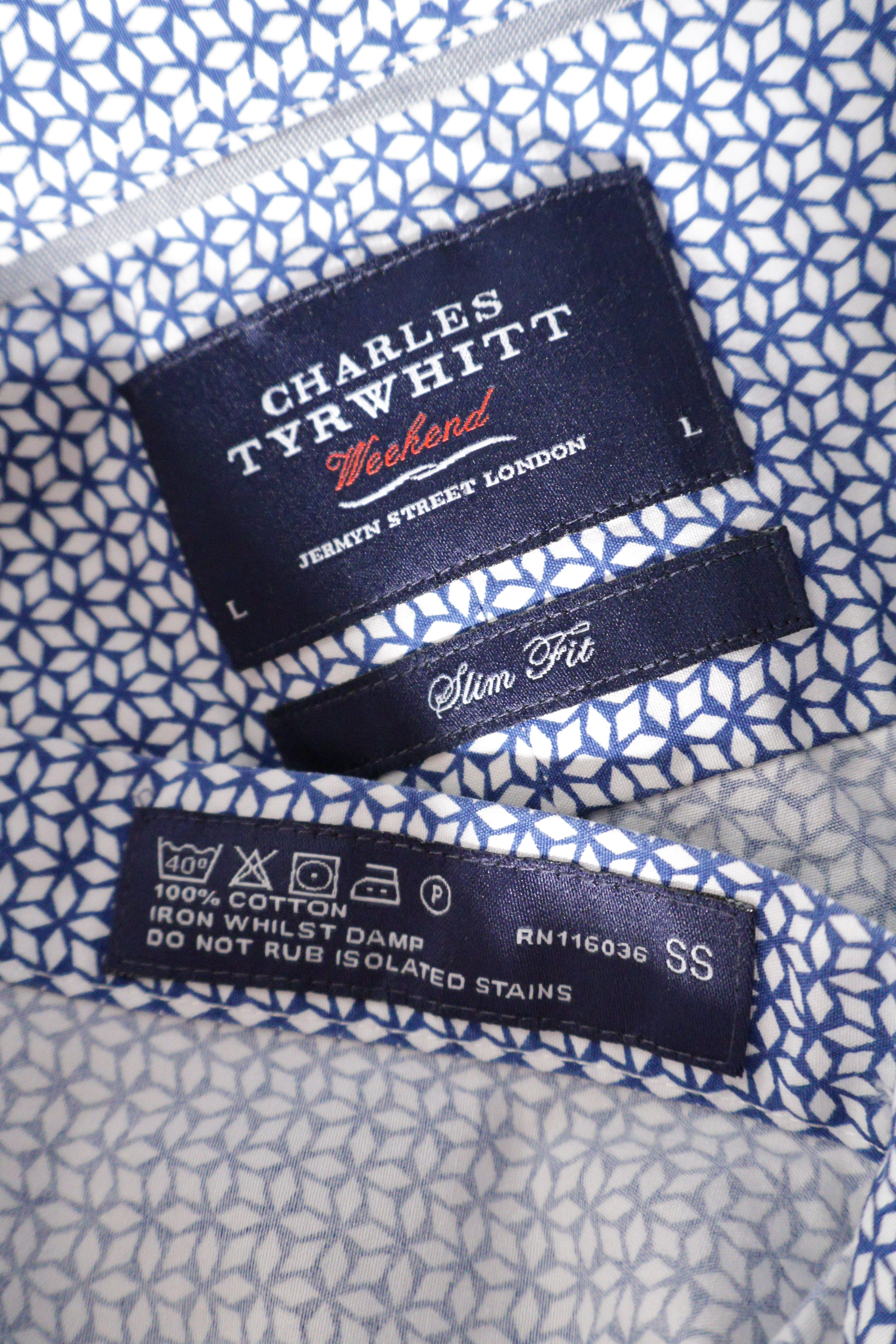 Eticheta marime si compozitie (rotita dreapta) - Cămașă - CHARLES TYRWHITT alb-albastră din bumbac cu microimprimeu geometric – L – Bărbați