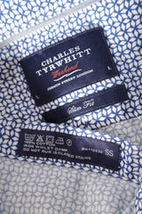 Eticheta marime si compozitie (rotita dreapta) - Cămașă - CHARLES TYRWHITT alb-albastră din bumbac cu microimprimeu geometric – L – Bărbați