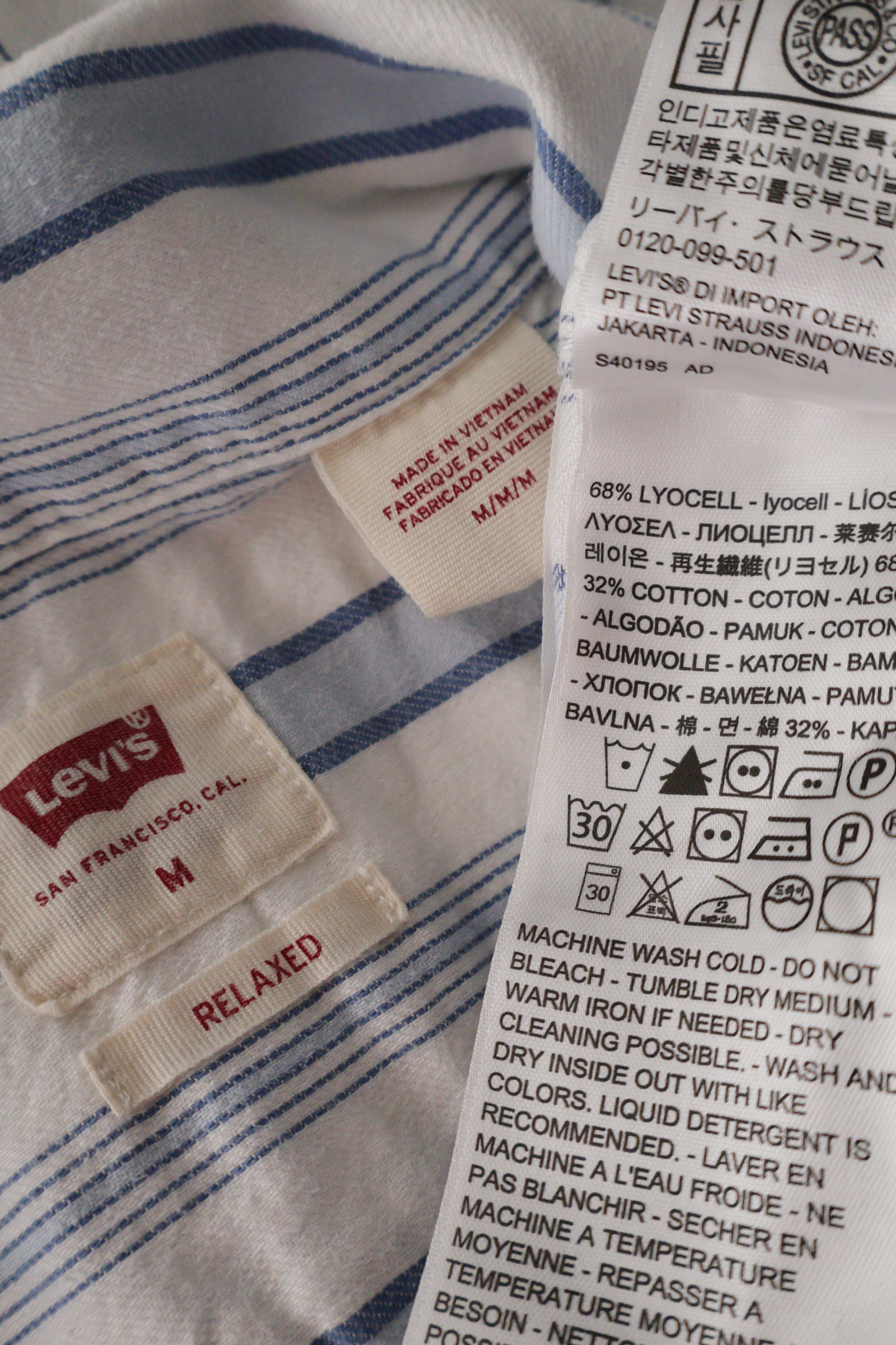 Eticheta marime si compozitie (rotita dreapta) - Cămașă - Levi's albă cu dungi albastre din lyocell și bumbac – M – Bărbați