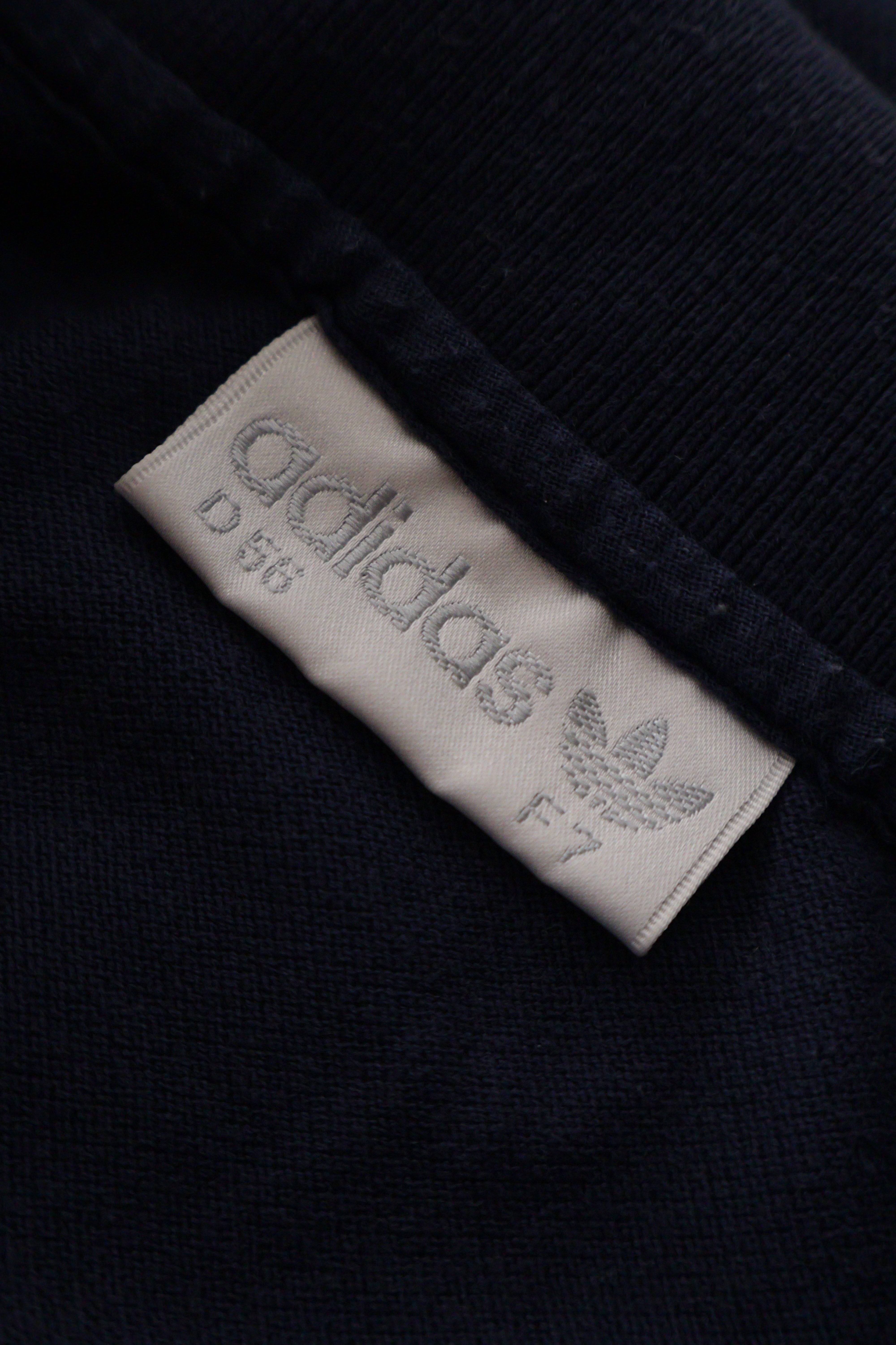Eticheta marime si compozitie (rotita dreapta) - Tricou - Adidas bleumarin din bumbac cu croială lejeră – L – Bărbați