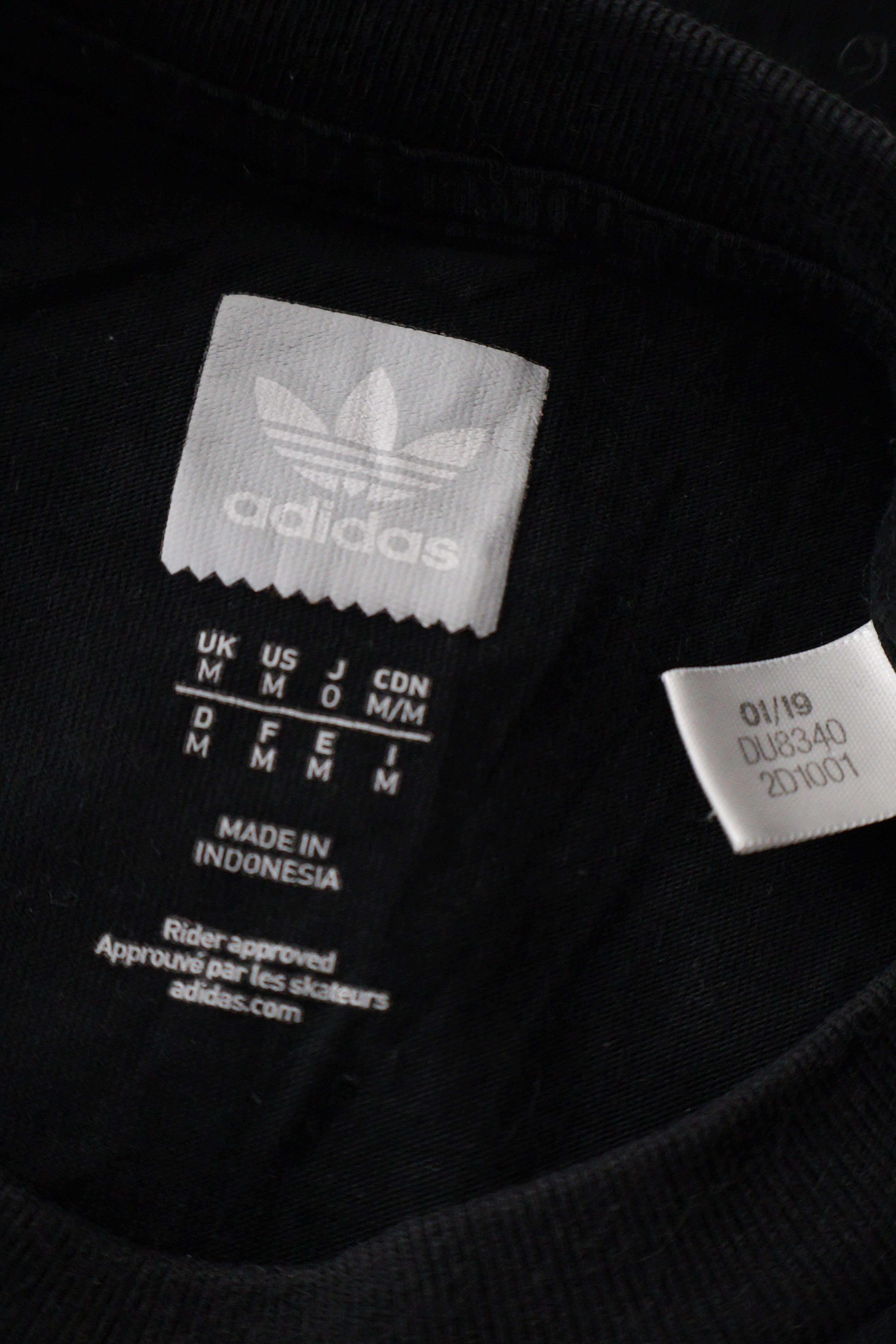 Eticheta marime si compozitie (rotita dreapta) - Tricou - Adidas negru din bumbac cu buzunar aplicat grafic – M – Bărbați