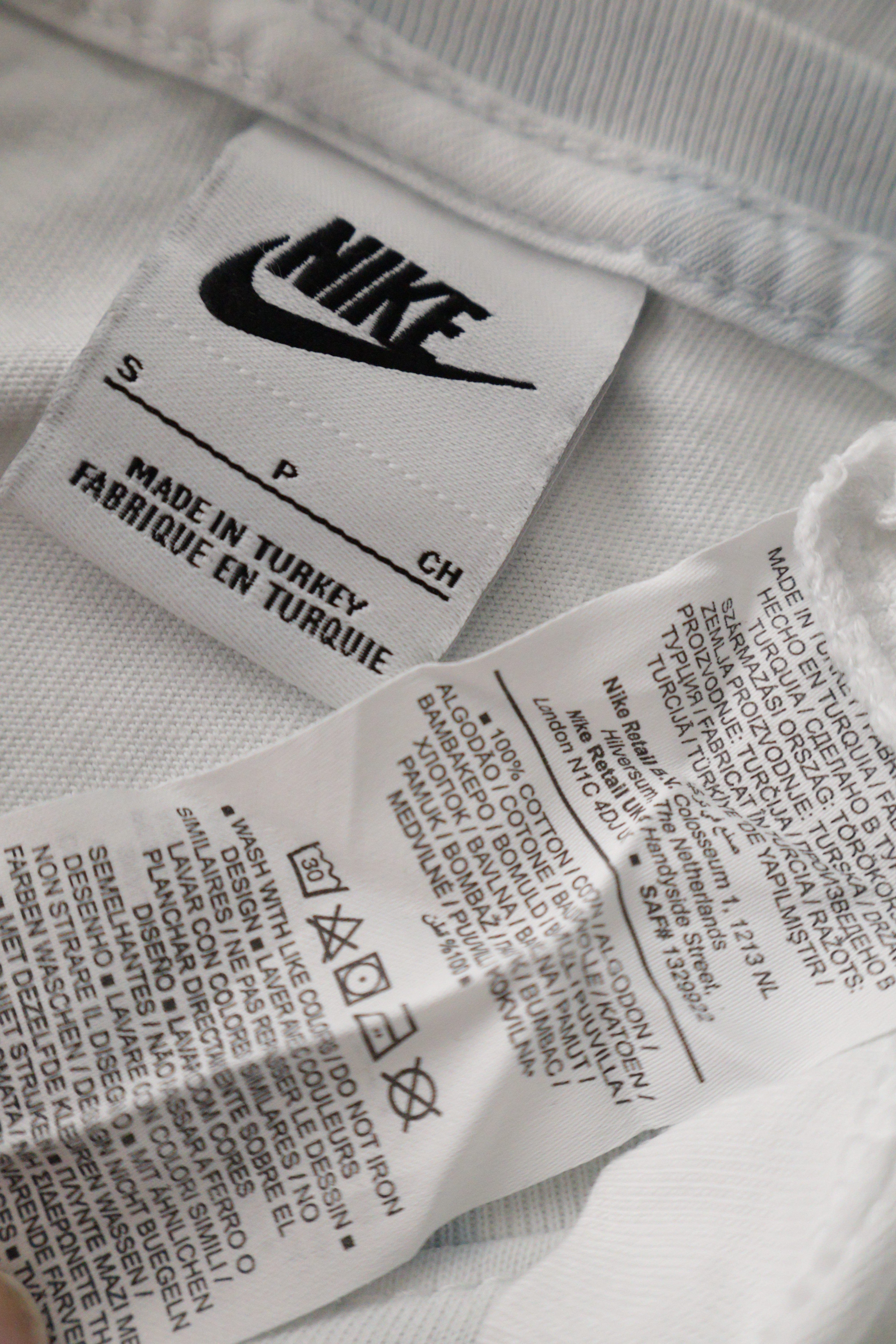 Eticheta marime si compozitie (rotita dreapta) - Tricou - NIKE alb din bumbac cu imprimeu London – S – Bărbați