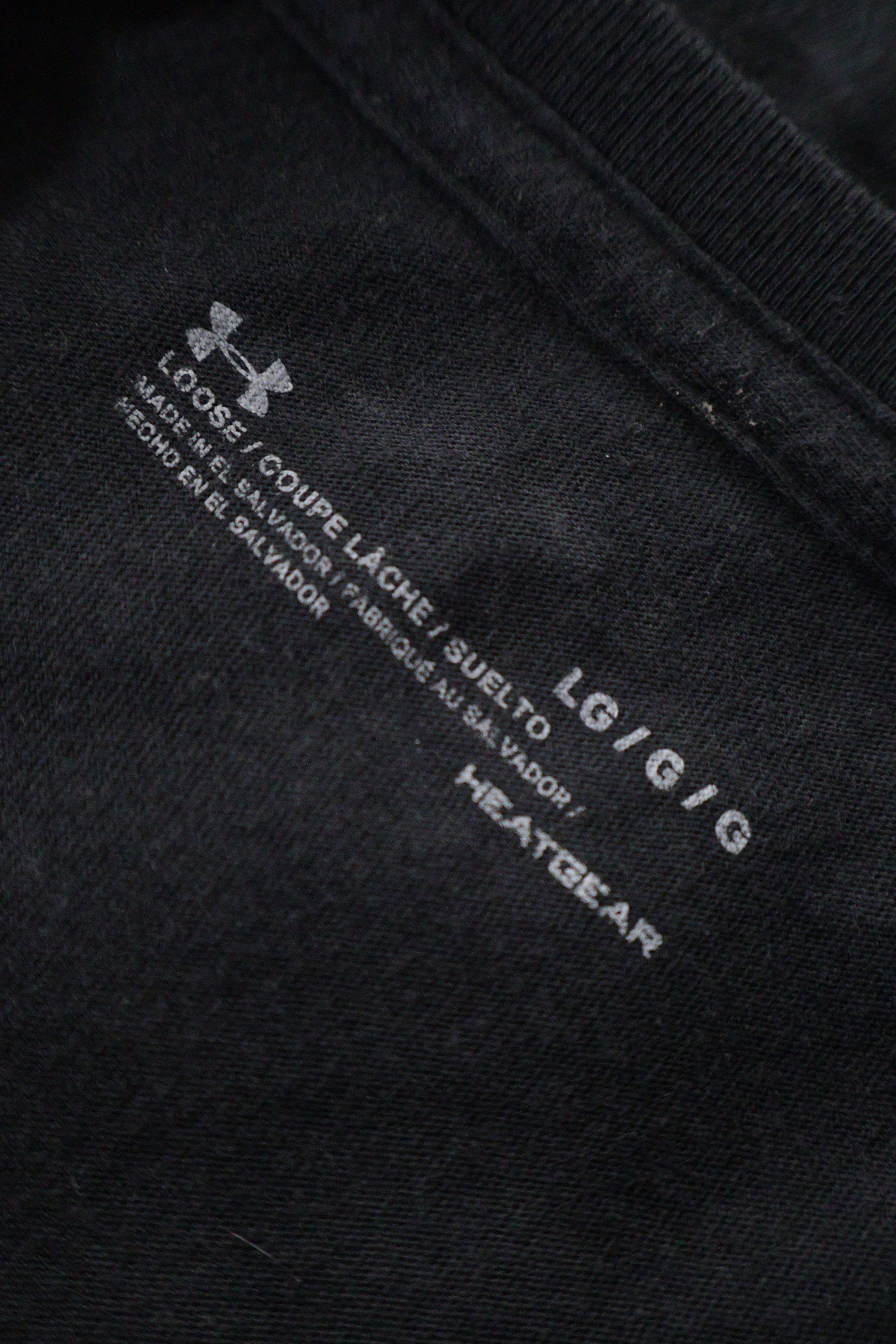Eticheta marime si compozitie (rotita dreapta) - Tricou - Under Armour negru din material tehnic cu logo frontal supradimensionat – L – Bărbați