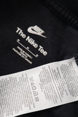 Eticheta marime si compozitie (rotita dreapta) - Tricou - NIKE negru din bumbac cu logo brodat pe piept – M – Bărbați