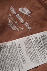 Eticheta marime si compozitie (rotita dreapta) - Tricou - NIKE roz prafuit din bumbac cu logo discret – M – Bărbați