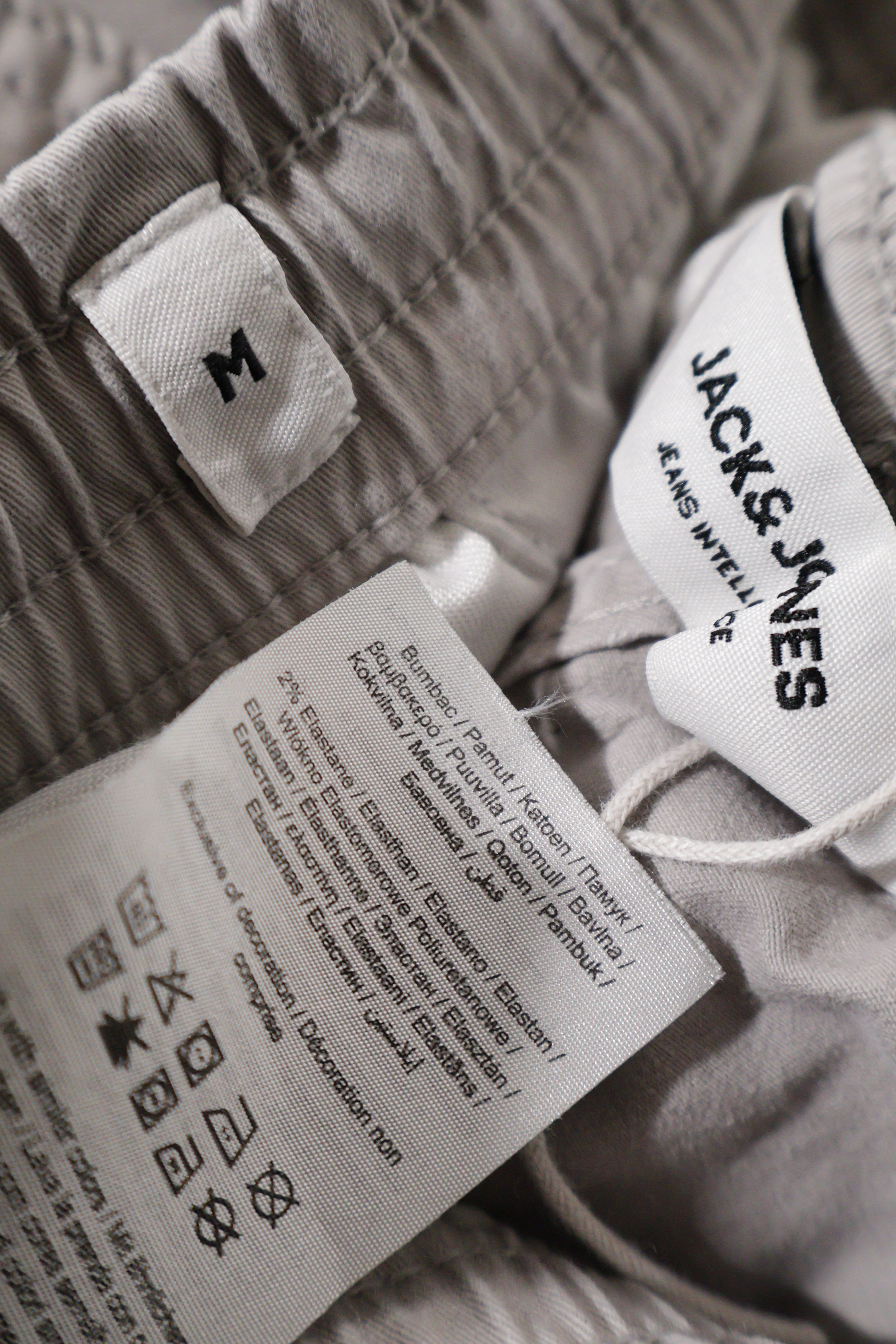 Eticheta marime si compozitie (rotita dreapta) - Pantaloni - JACK&JONES gri deschis din bumbac cu croială jogger – M – Bărbați