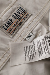 Eticheta marime si compozitie (rotita dreapta) - Pantaloni 2/3 - Camp David alb fildes din bumbac cu imprimeu grafic all-over – 3XL – Bărbați
