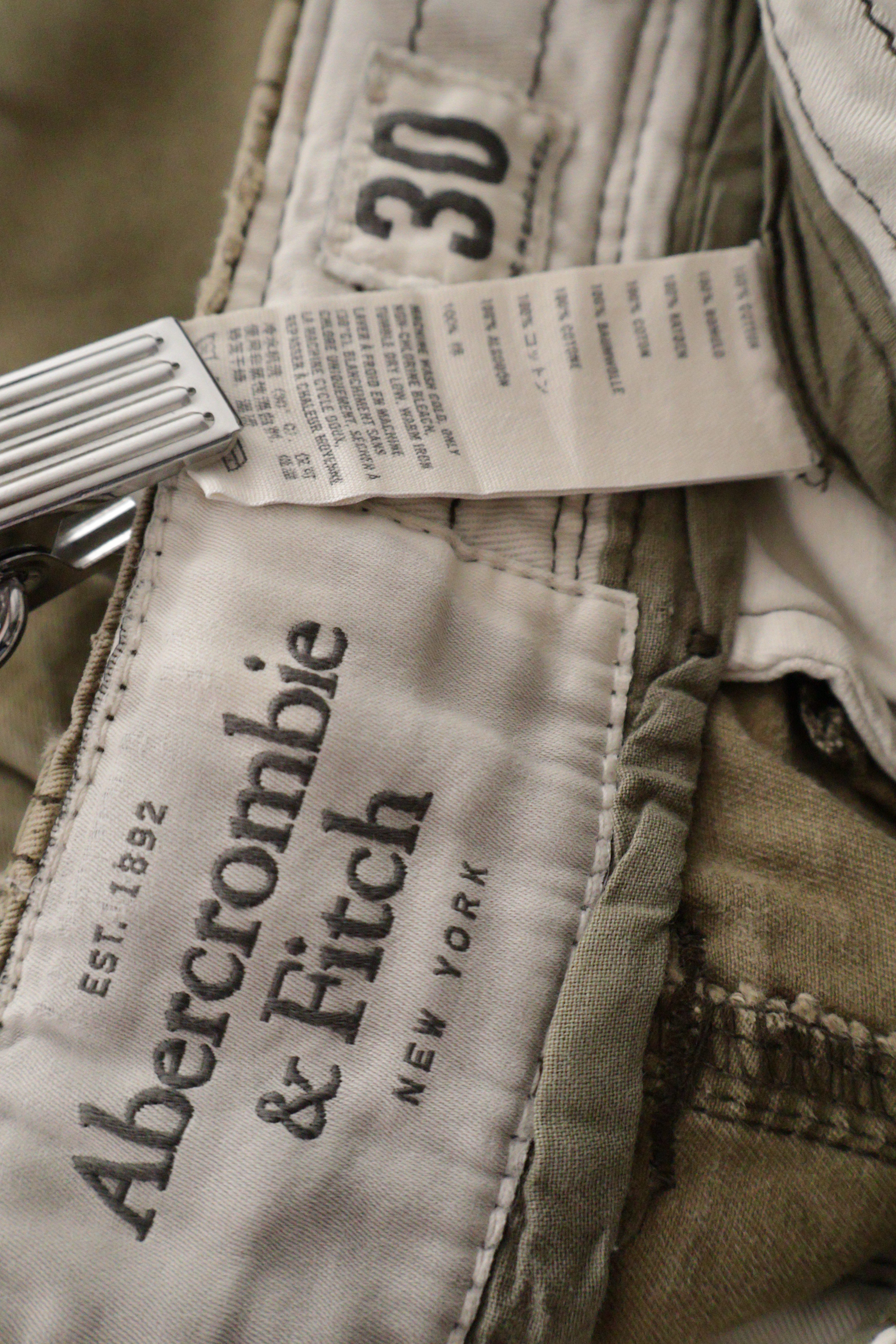 Eticheta marime si compozitie (rotita dreapta) - Pantaloni scurți - Abercrombie&Fitch kaki din bumbac cu buzunare cargo – S – Bărbați