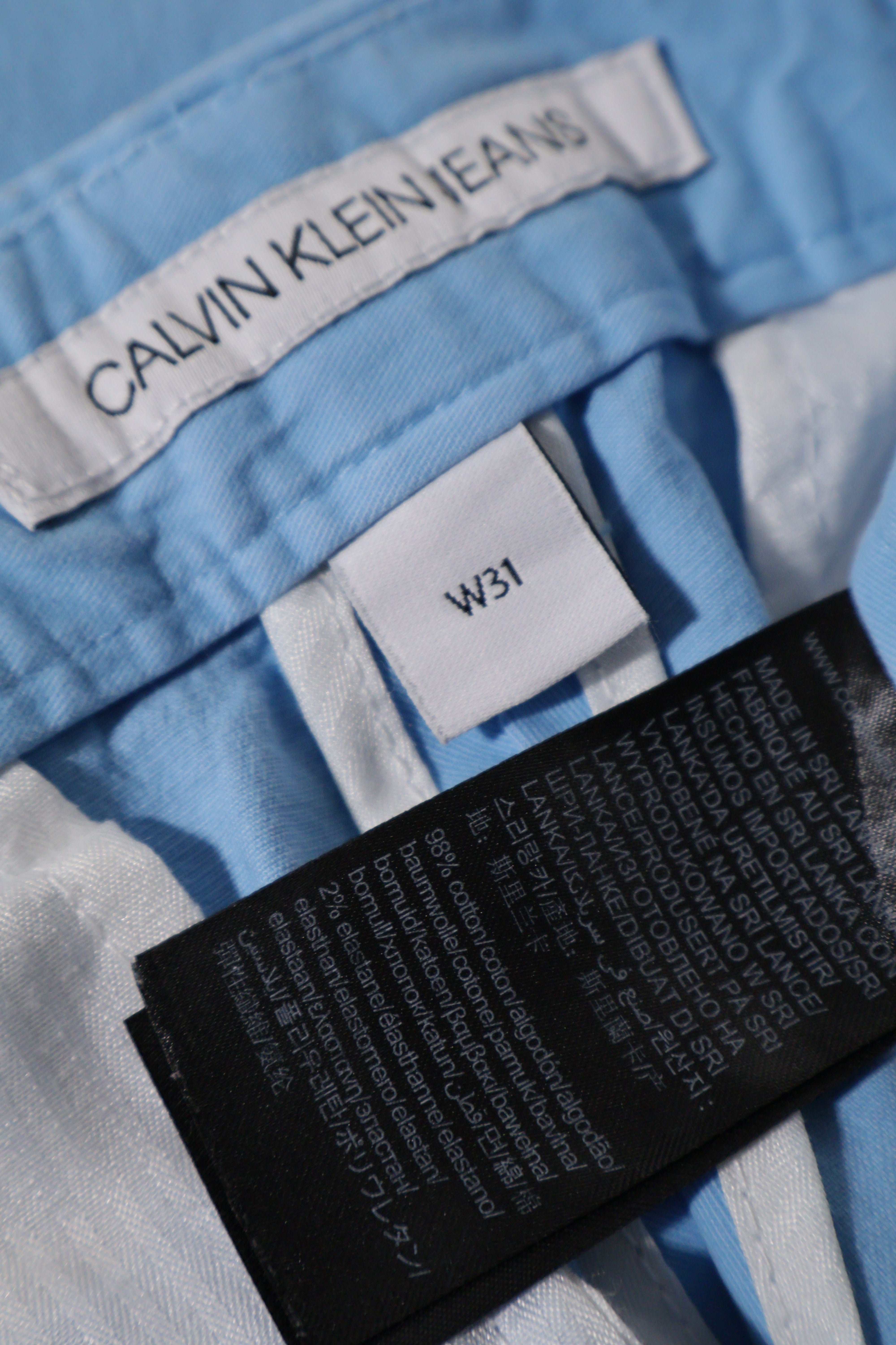 Eticheta marime si compozitie (rotita dreapta) - Pantaloni scurți - CALVIN KLEIN JEANS albaștri din bumbac cu croială dreaptă – S – Bărbați
