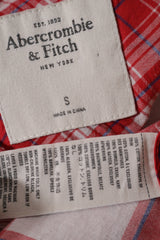 Eticheta marime si compozitie (rotita dreapta) - Cămașă - Abercrombie&Fitch carouri rosii din bumbac cu broderie decorativa – S – Femei