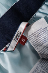 Eticheta marime si compozitie (rotita dreapta) - Fustă - Tommy Hilfiger albastru deschis plisată din material fluid – S – Femei