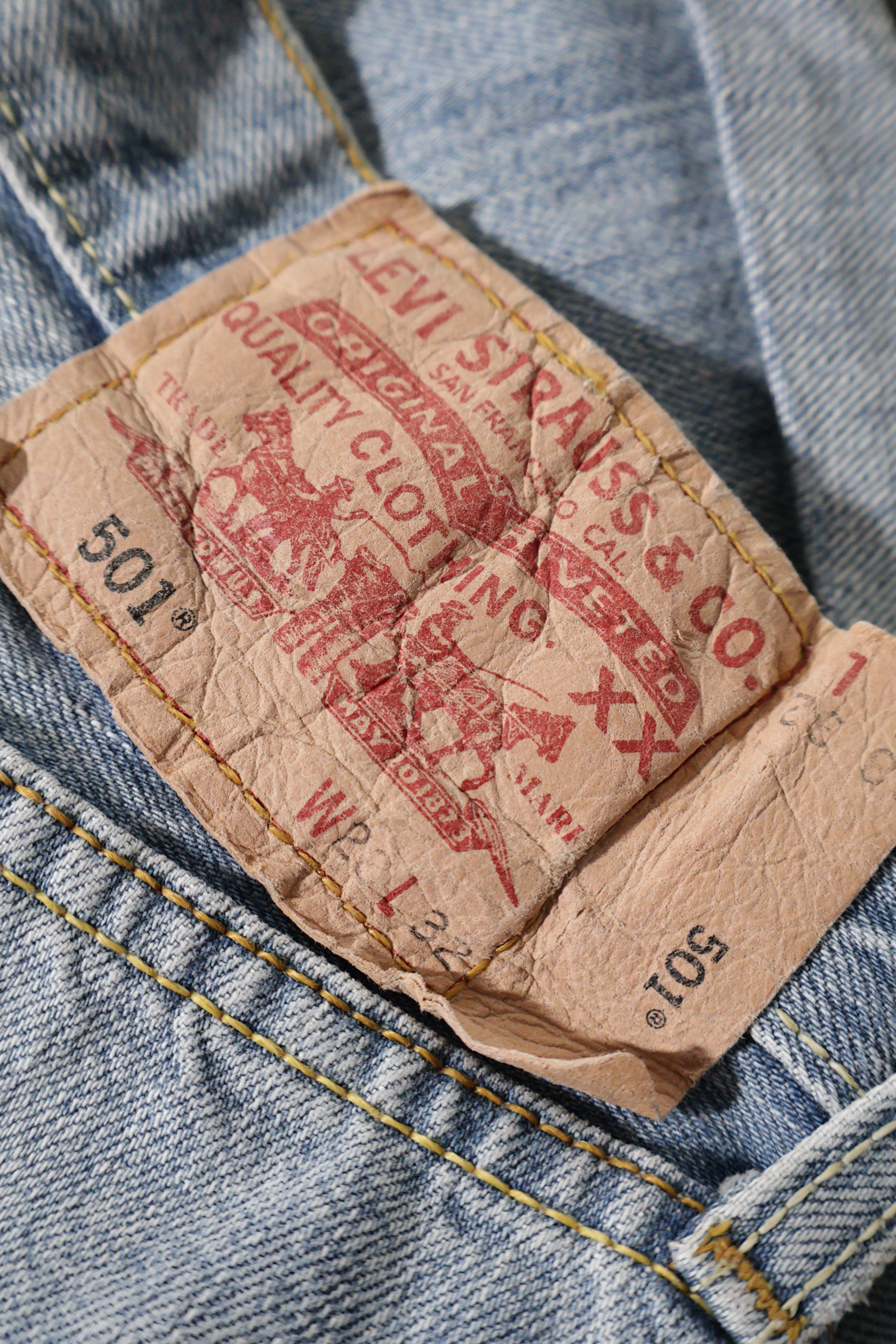 Eticheta marime si compozitie (rotita dreapta) - Blugi scurți - Levi's albaștri deschiși din denim cu tiv răsucit – S – Femei